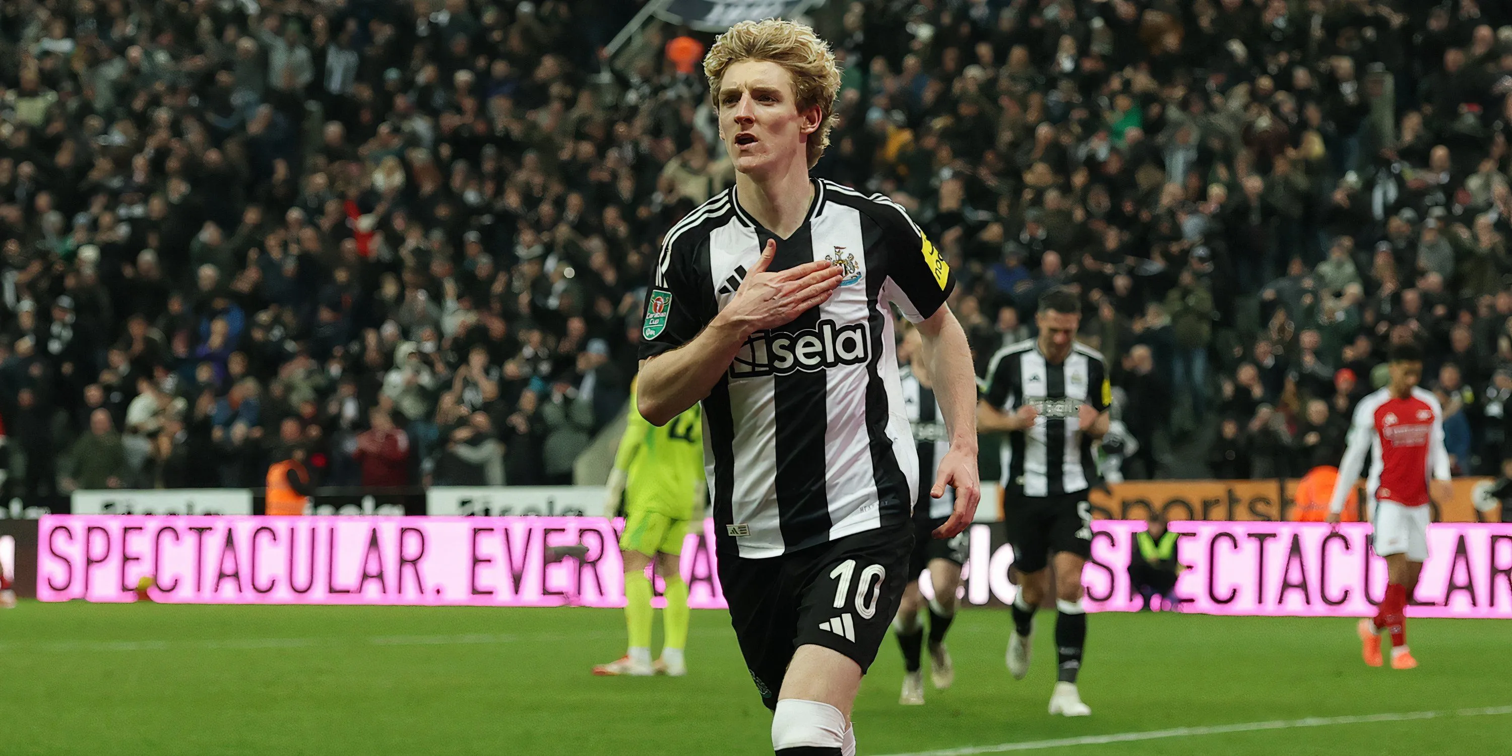 Anthony Gordon ăn mừng cùng HLV Eddie Howe của Newcastle