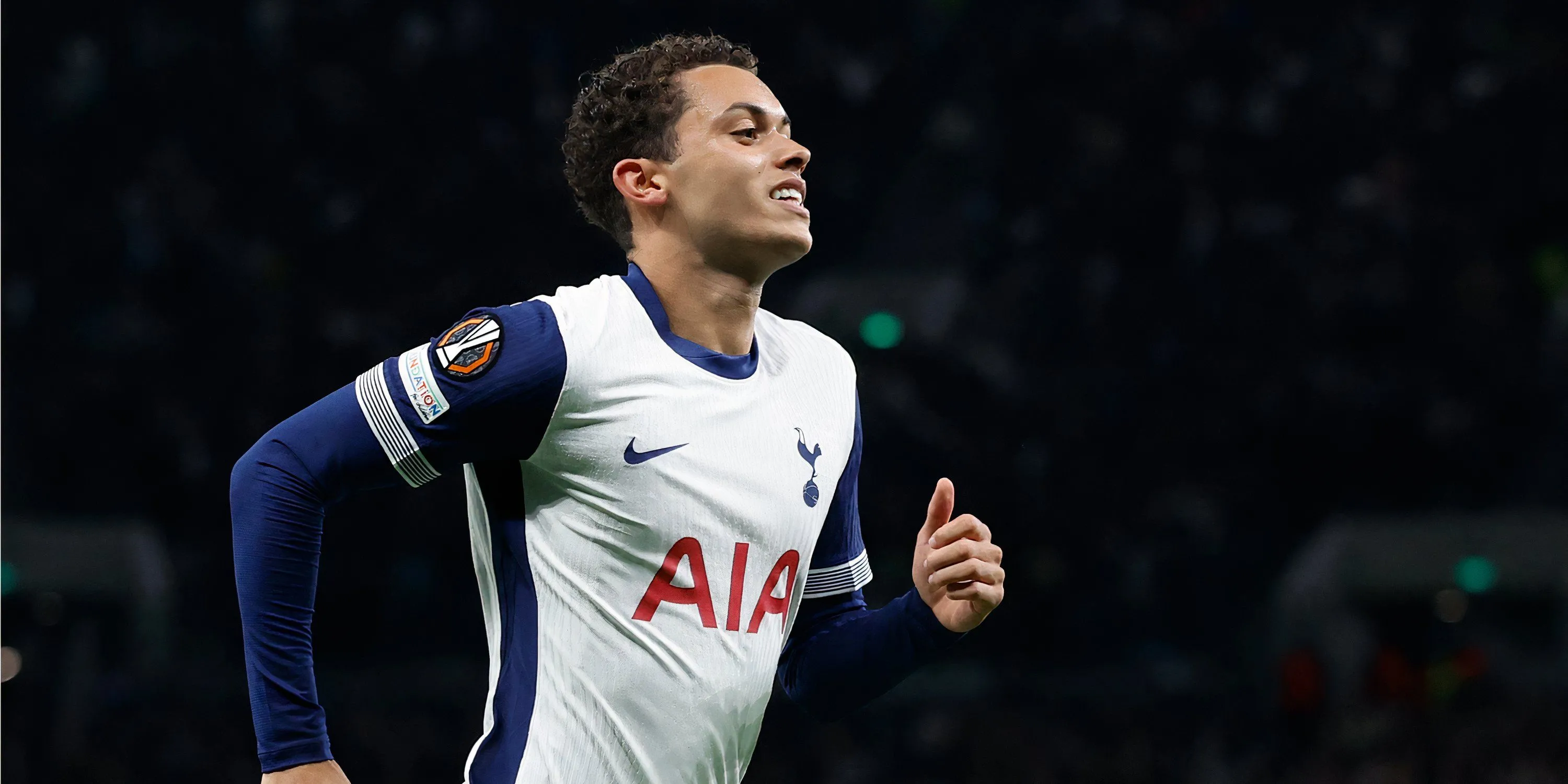 Brennan Johnson đi bóng tự tin trong màu áo Tottenham Hotspur
