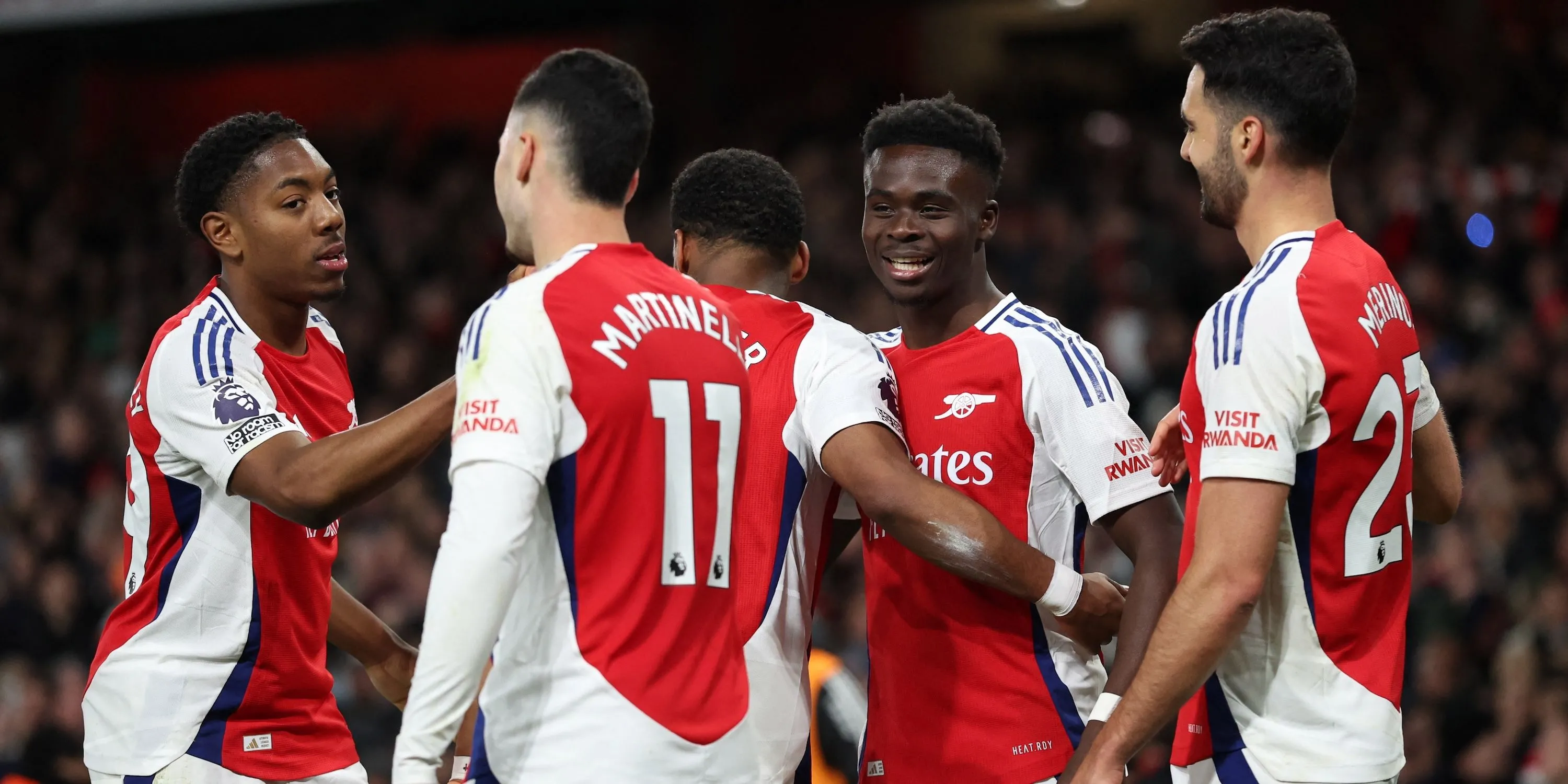 Bukayo Saka và đồng đội Arsenal ăn mừng bàn thắng
