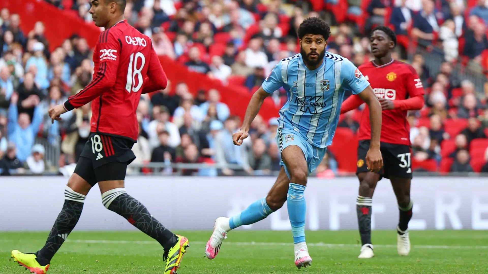 Ellis Simms ghi bàn cho Coventry City trong trận đấu với Manchester United