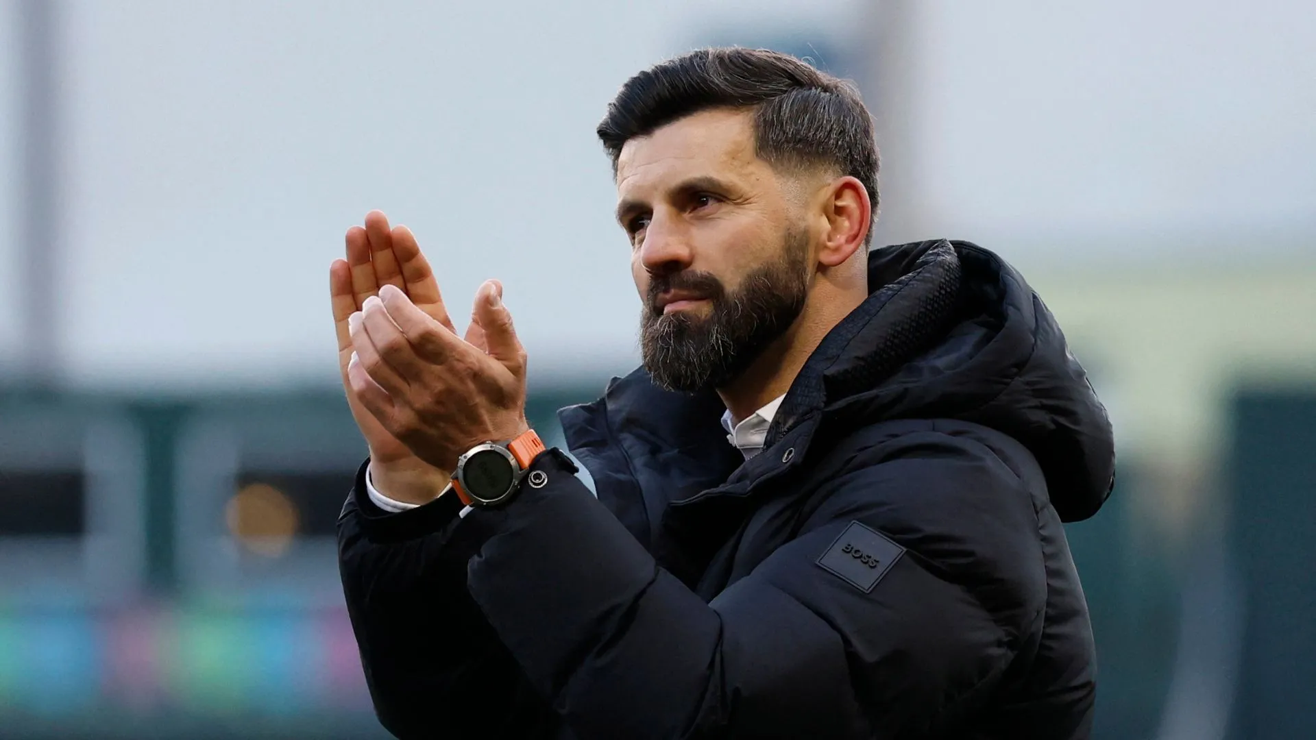 HLV Miron Muslic chỉ đạo Plymouth Argyle trong trận đấu cúp FA gặp Liverpool