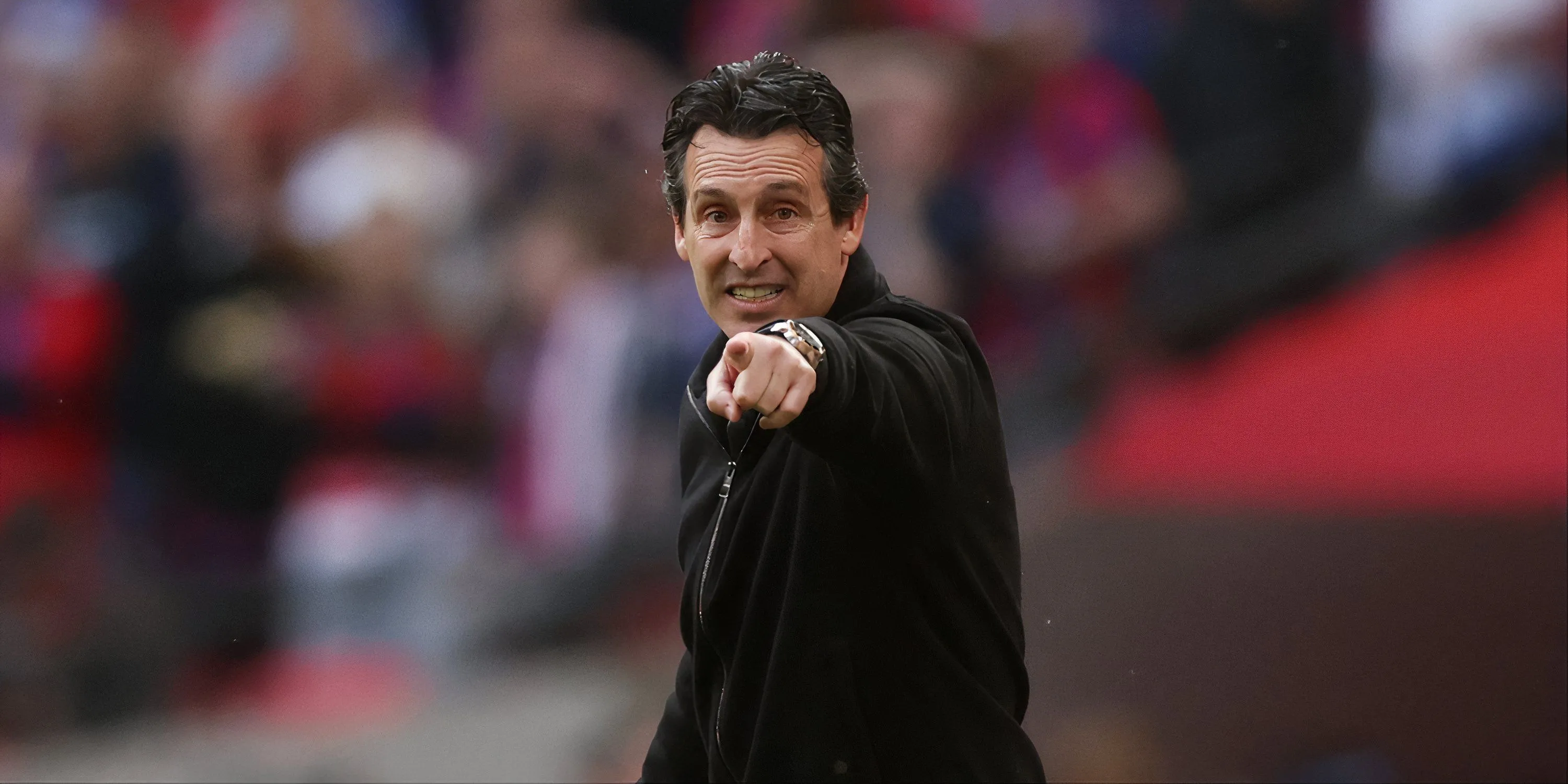 Huấn luyện viên Unai Emery của Aston Villa đang chỉ đạo các học trò trên sân