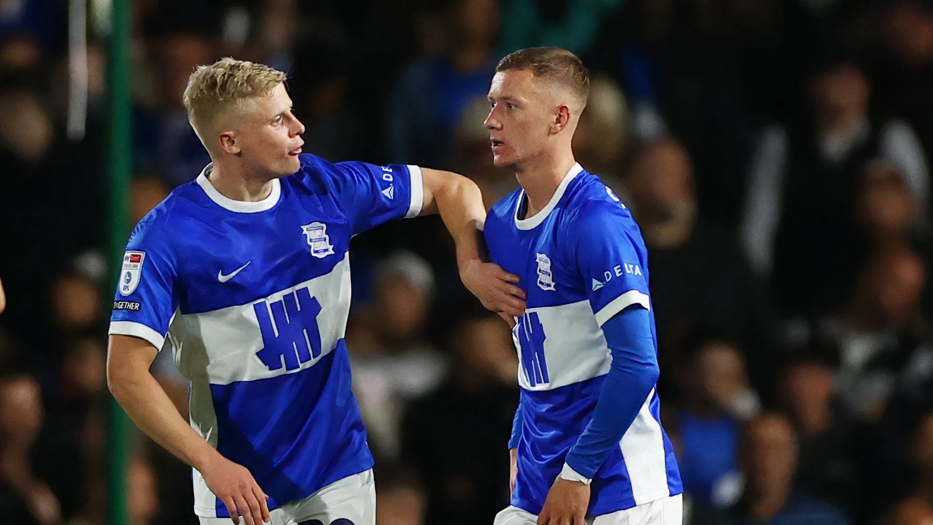 Jay Stansfield và Alex Cochrane trong một trận đấu