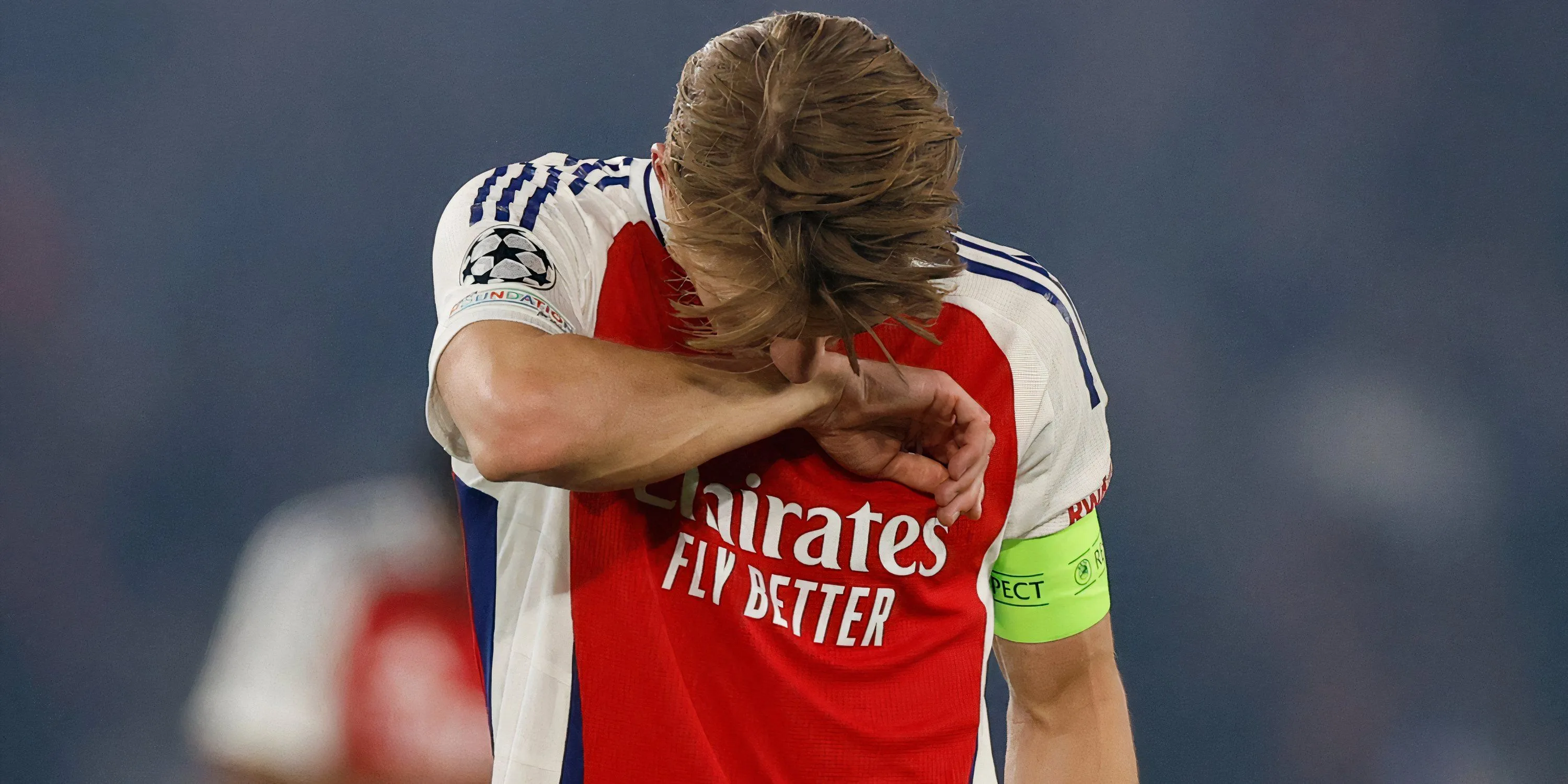 Martin Odegaard thi đấu cho Arsenal với vẻ mặt đầy suy tư và áp lực