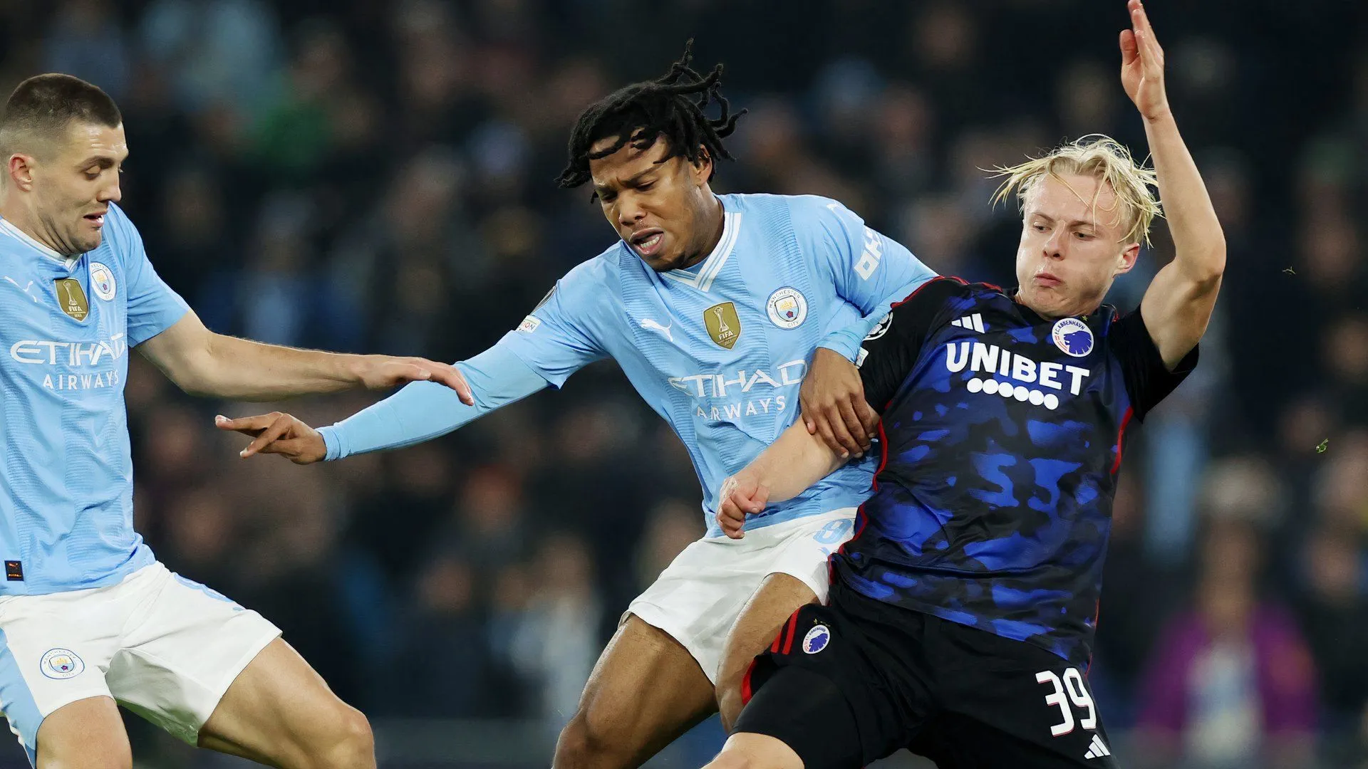 Micah Hamilton trong màu áo Manchester City - ứng viên thay thế Bundu cho Plymouth Argyle