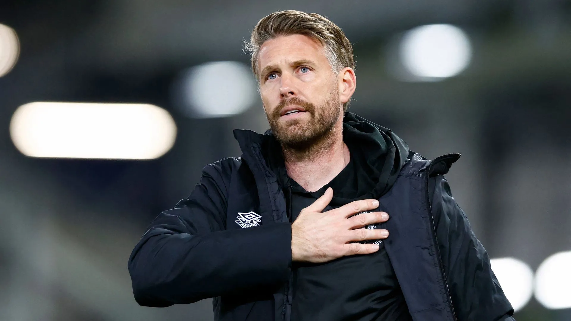 Rob Edwards chỉ đạo trận đấu cho Luton Town, phong cách có thể không phù hợp với triết lý mới của Middlesbrough