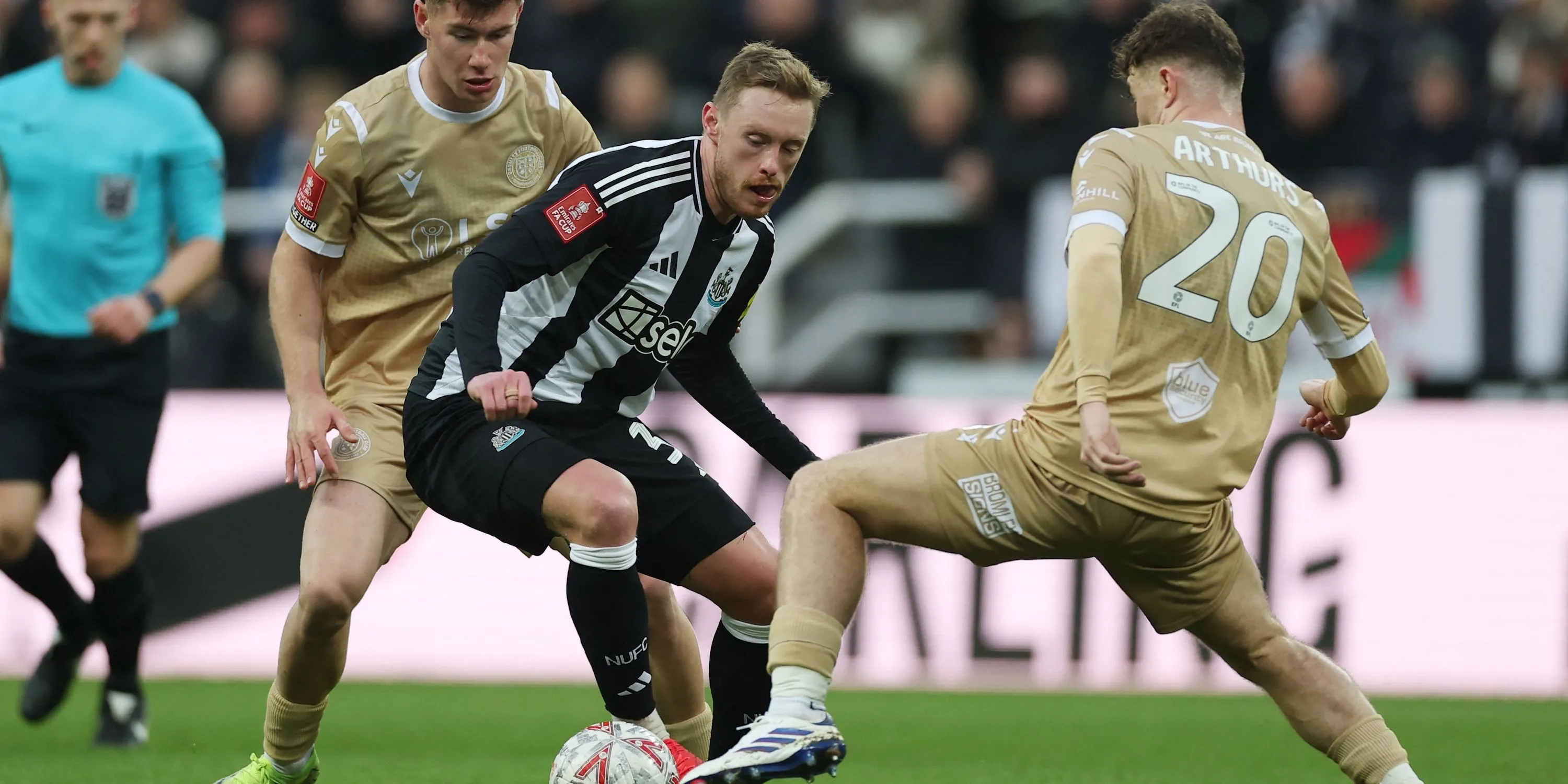 Sean Longstaff (Newcastle) trong một pha tranh bóng ở khu vực giữa sân.