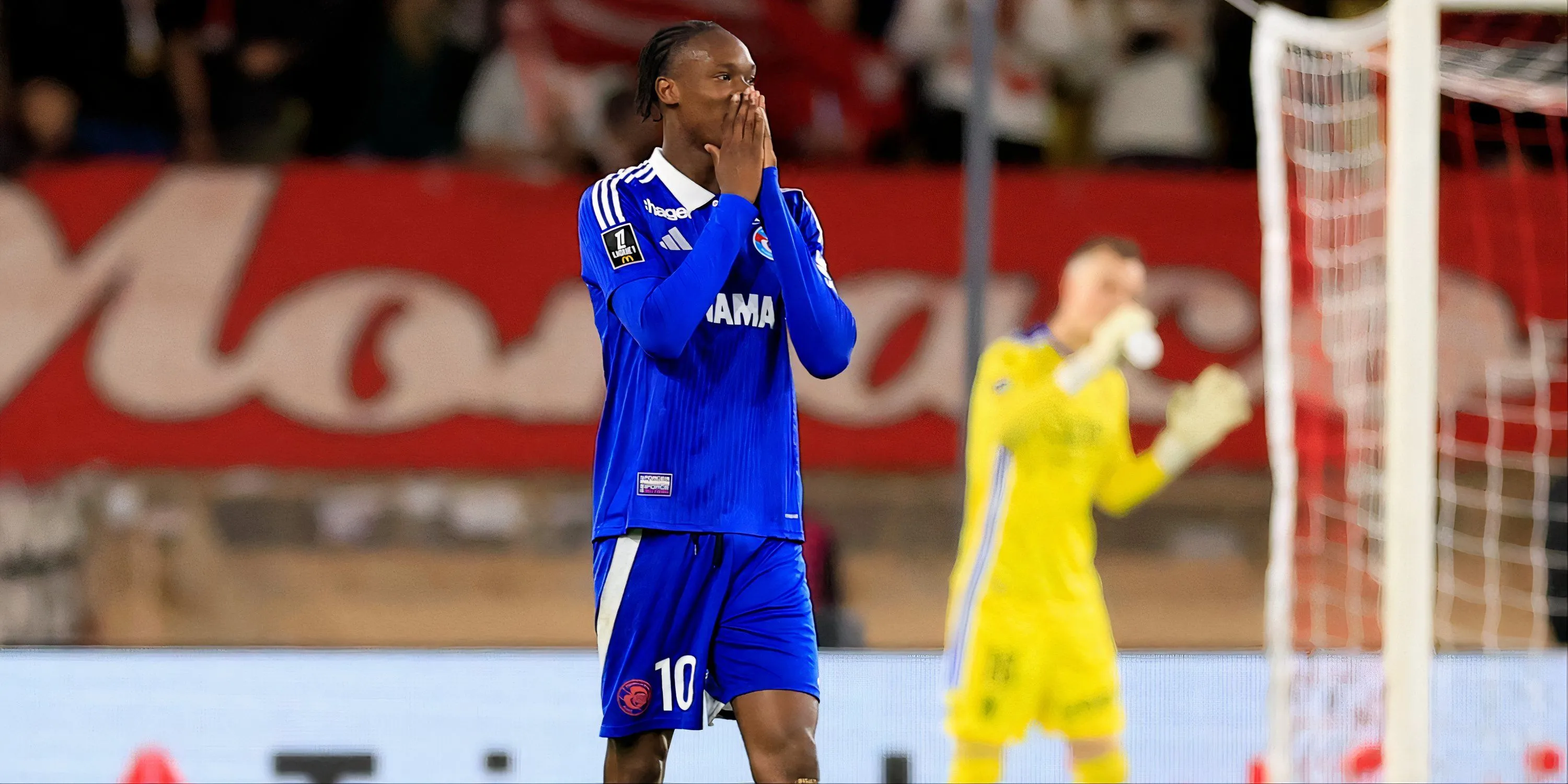 Tiền đạo Emanuel Emegha của Strasbourg trong một pha tranh chấp bóng