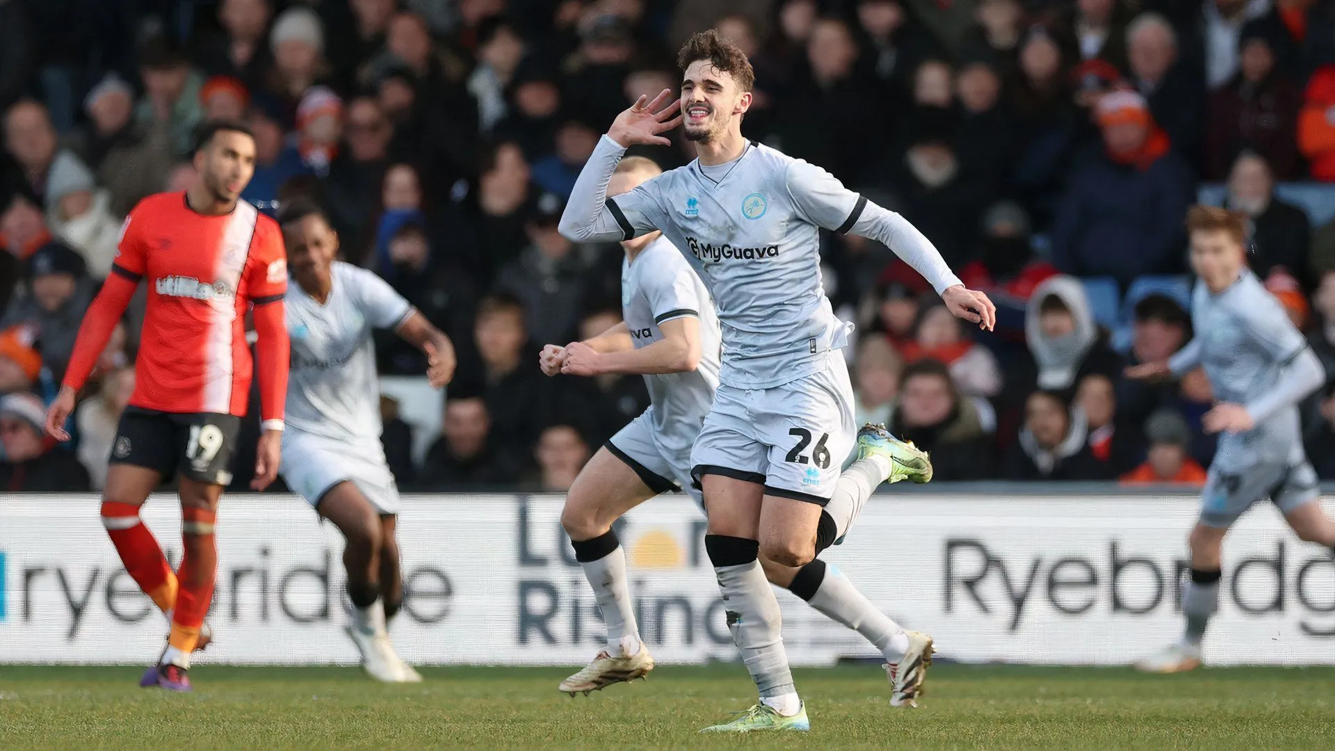 Tiền đạo Mihailo Ivanovic ăn mừng bàn thắng cho Millwall trong trận đấu