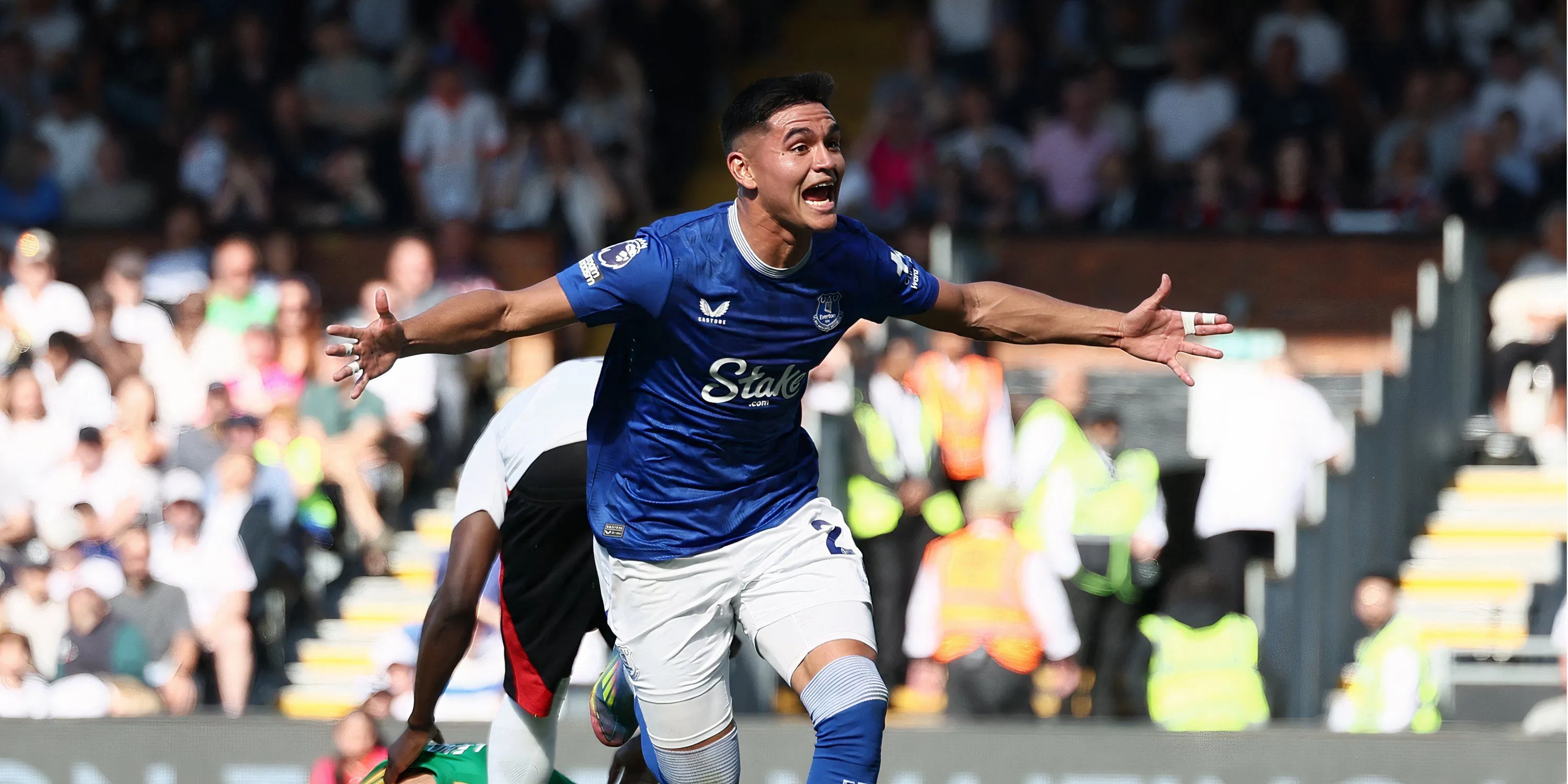 Tiền vệ Carlos Alcaraz của Everton thể hiện kỹ thuật cá nhân ấn tượng trong trận đấu
