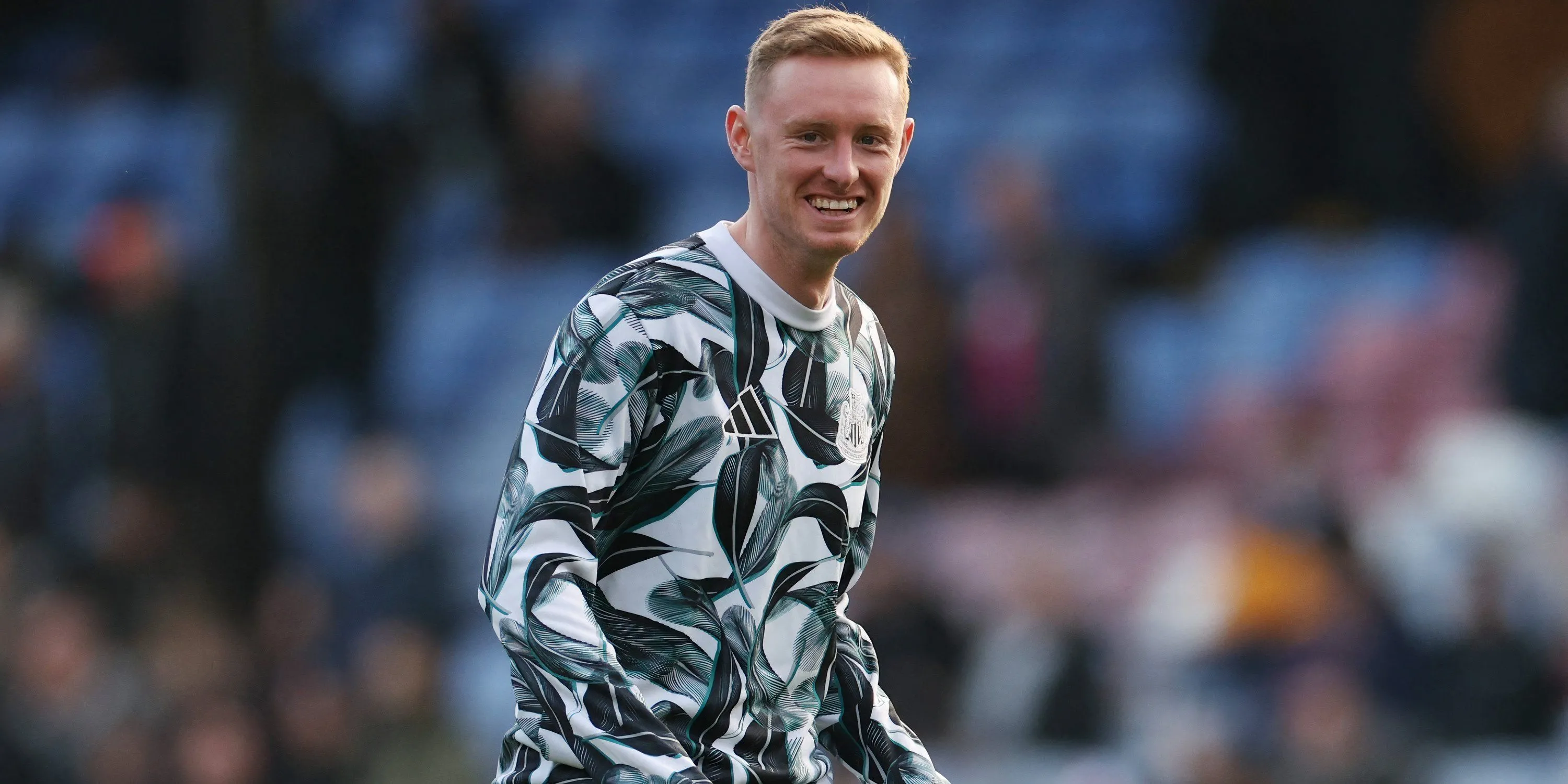 Tiền vệ Sean Longstaff của Newcastle United trên sân.