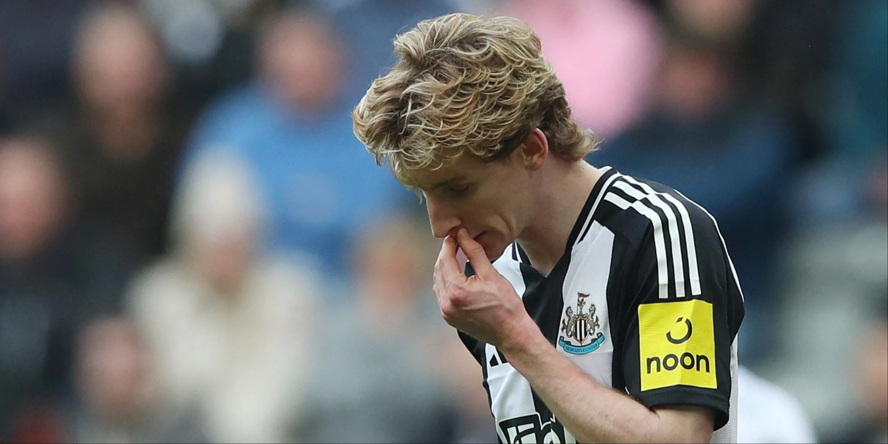 Anthony Gordon trong màu áo Newcastle United, cầu thủ được Liverpool quan tâm trở lại.