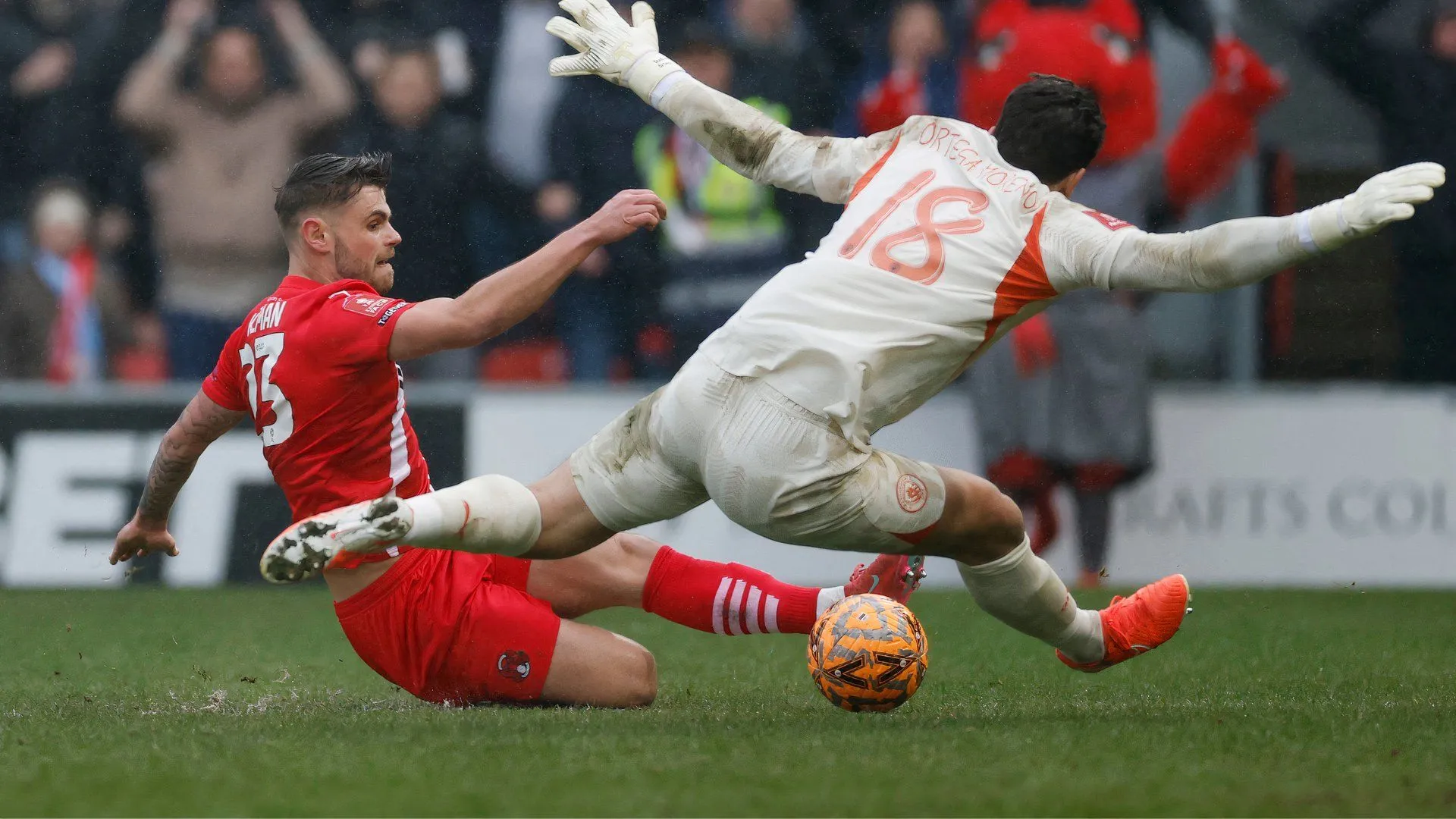 Charlie Kelman trong màu áo Leyton Orient, nơi anh ghi 27 bàn mùa 2023-24