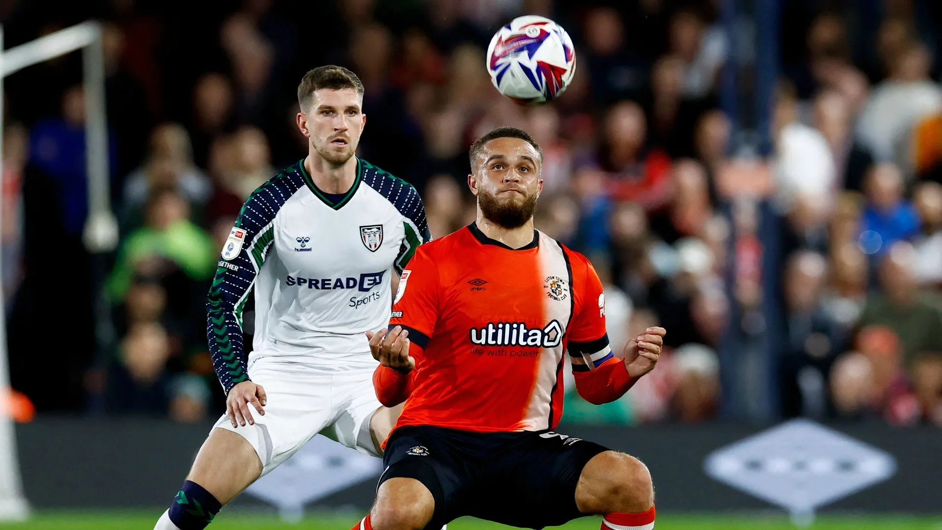 Chris Mepham trong trận Sunderland gặp Luton Town