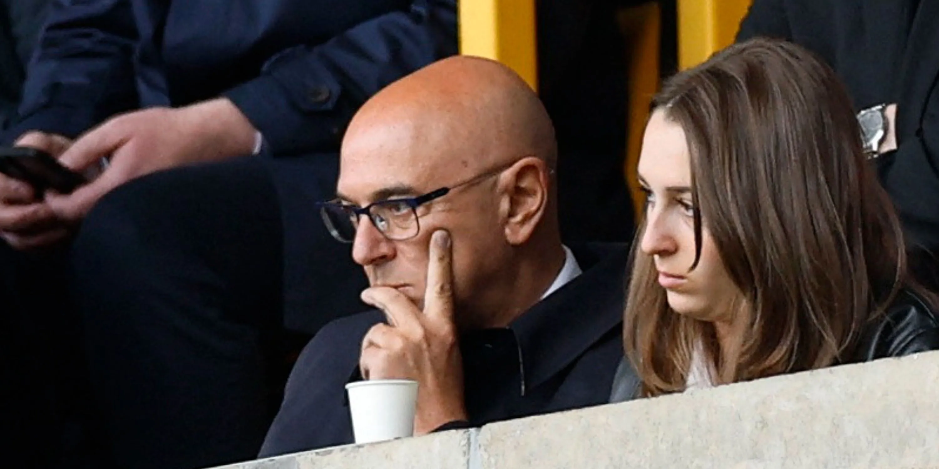 Chủ tịch Daniel Levy theo dõi trận đấu, đối mặt với thách thức thị trường chuyển nhượng để củng cố đội hình Tottenham tại Premier League.