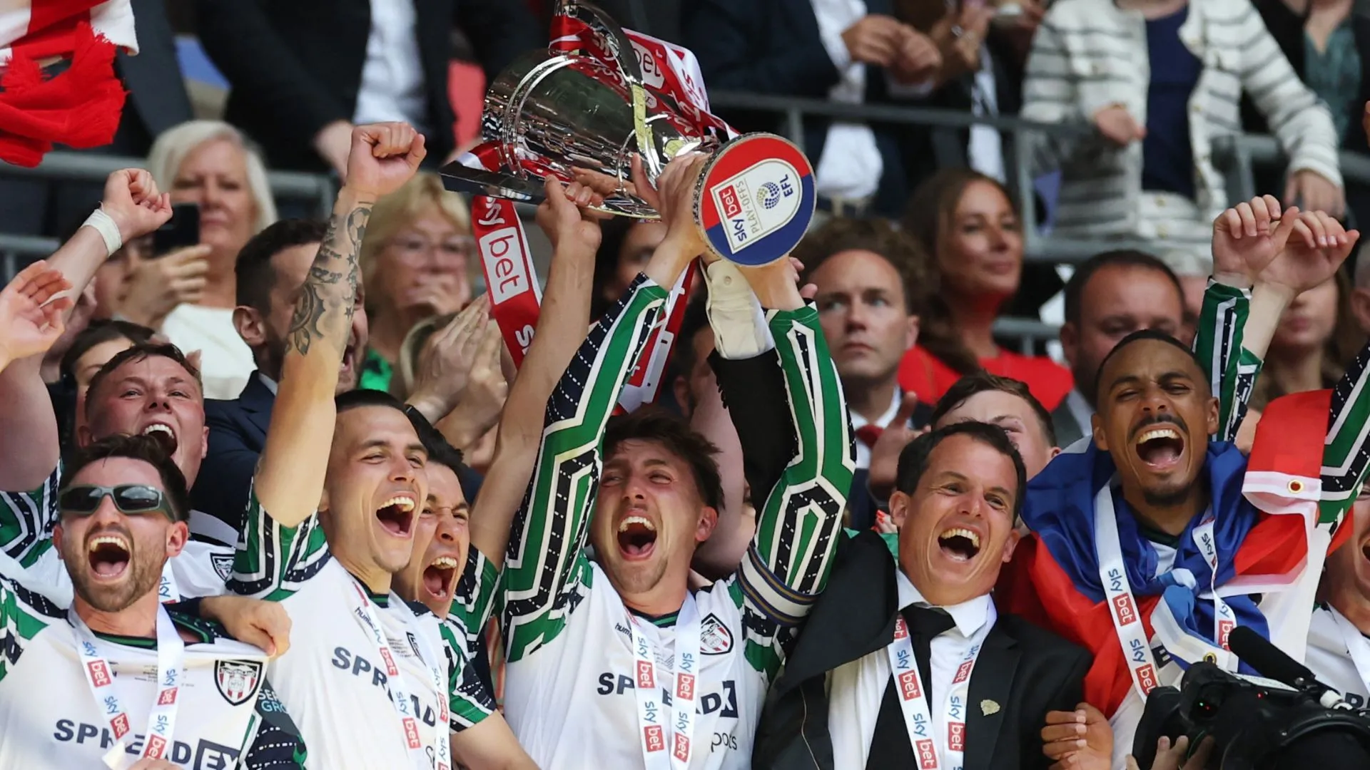 Đội trưởng Dan Neil nâng cao cúp vô địch Play-off cùng Sunderland