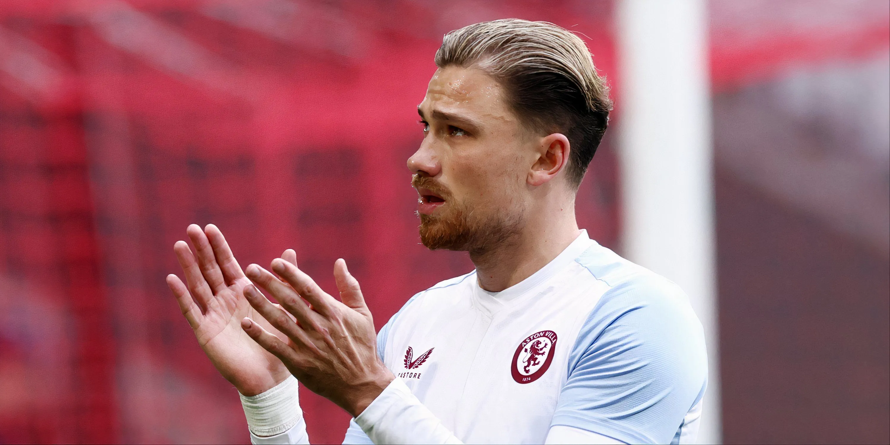 Hậu vệ cánh phải Matty Cash của Aston Villa