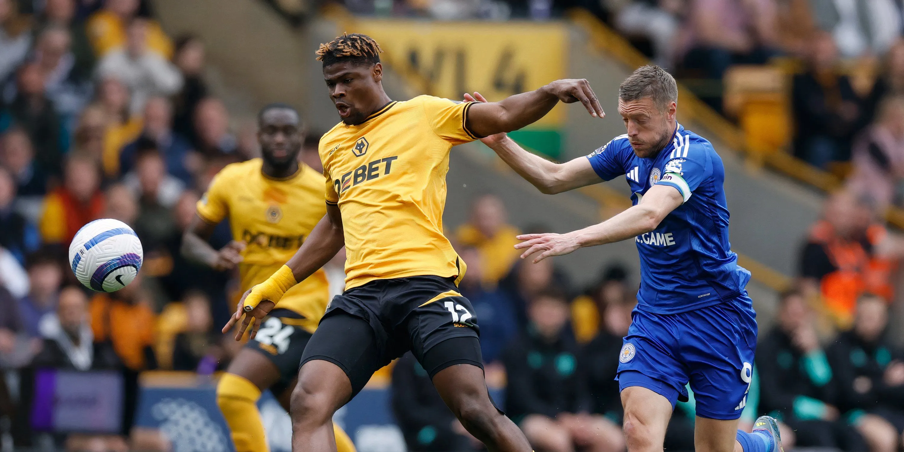 Hậu vệ Emmanuel Agbadou của Wolves
