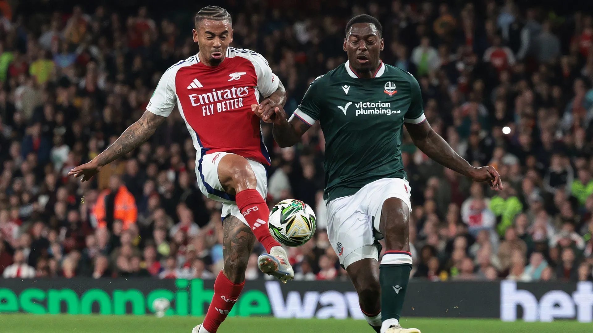 Hậu vệ Ricardo Santos thi đấu cho Bolton Wanderers, mục tiêu chuyển nhượng của Sheffield Wednesday.