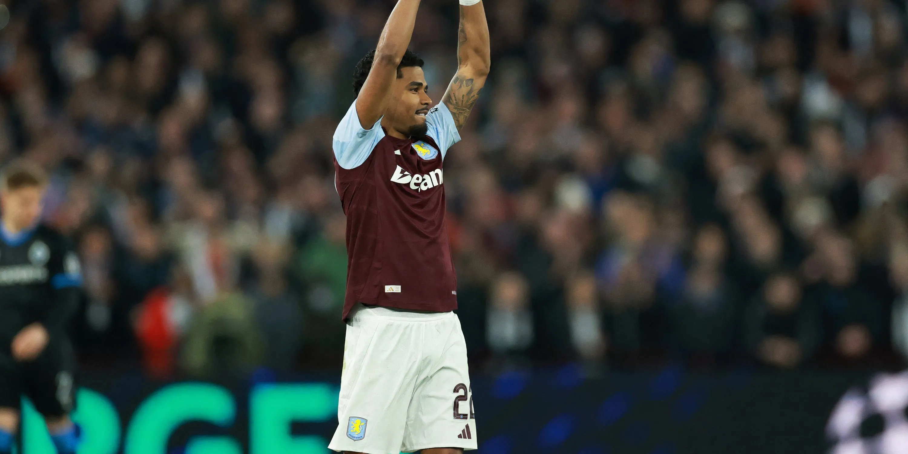 Hậu vệ trái Ian Maatsen trong màu áo Aston Villa