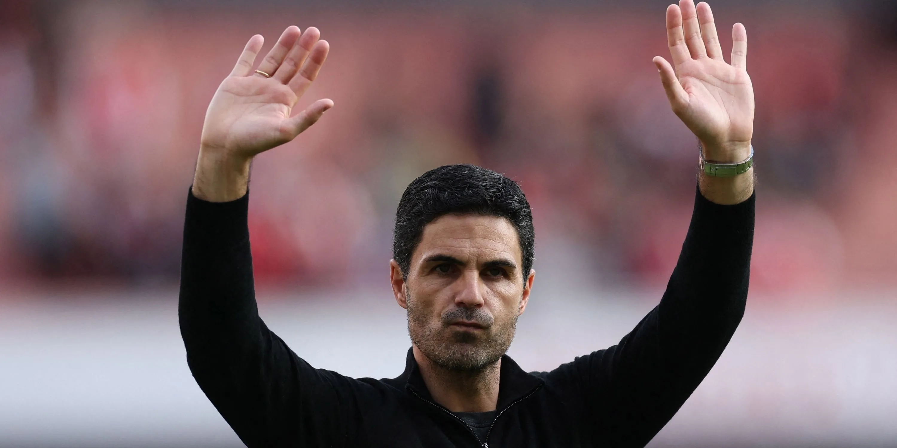 HLV Mikel Arteta trên sân sau trận đấu cùng Arsenal.