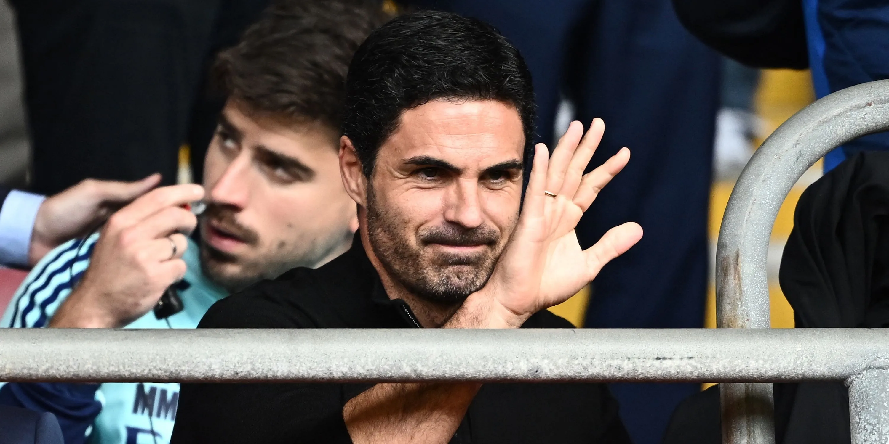 Huấn luyện viên Mikel Arteta của Arsenal theo dõi trận đấu