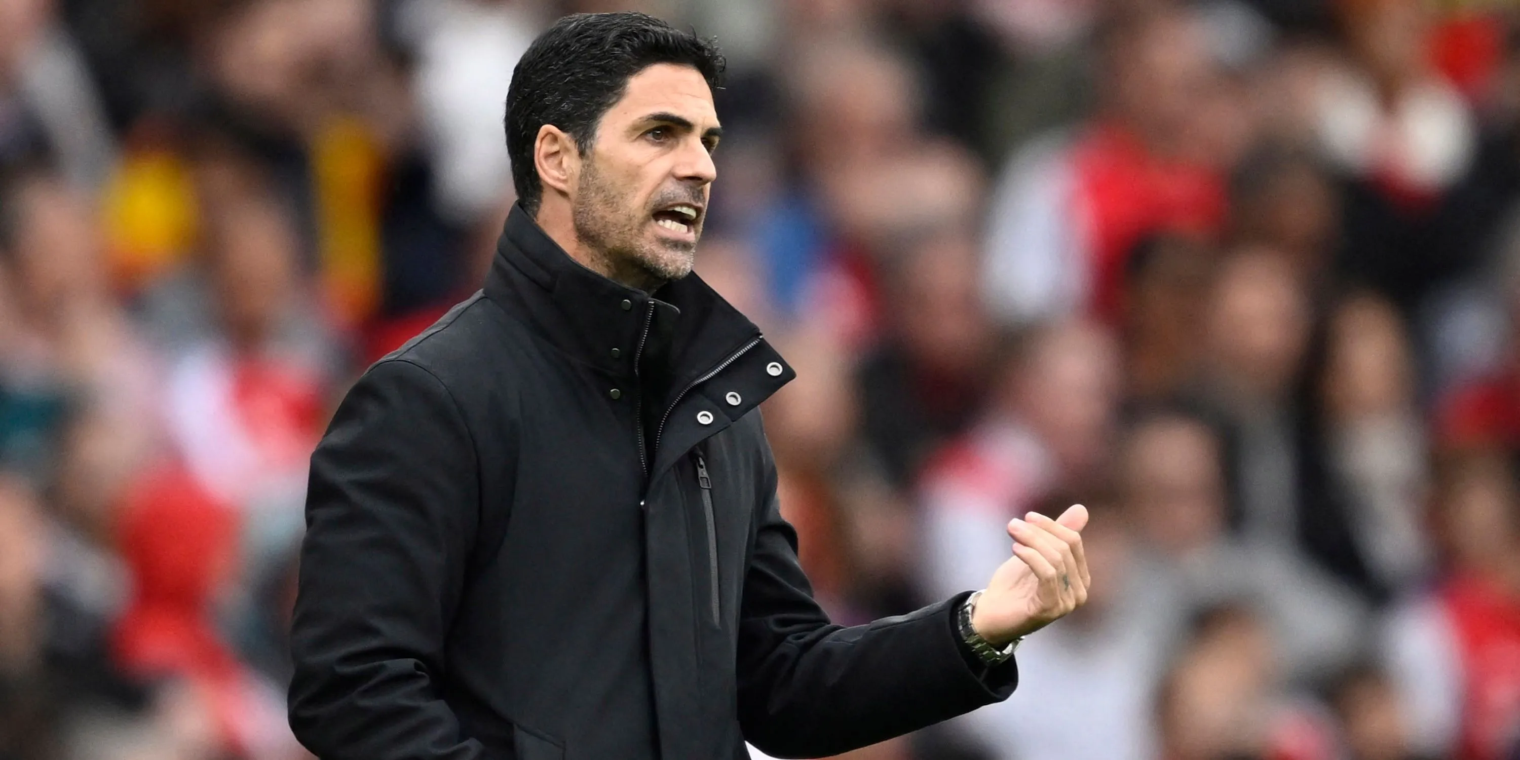 Huấn luyện viên trưởng Arsenal, Mikel Arteta, đưa ra chỉ đạo bên ngoài đường biên