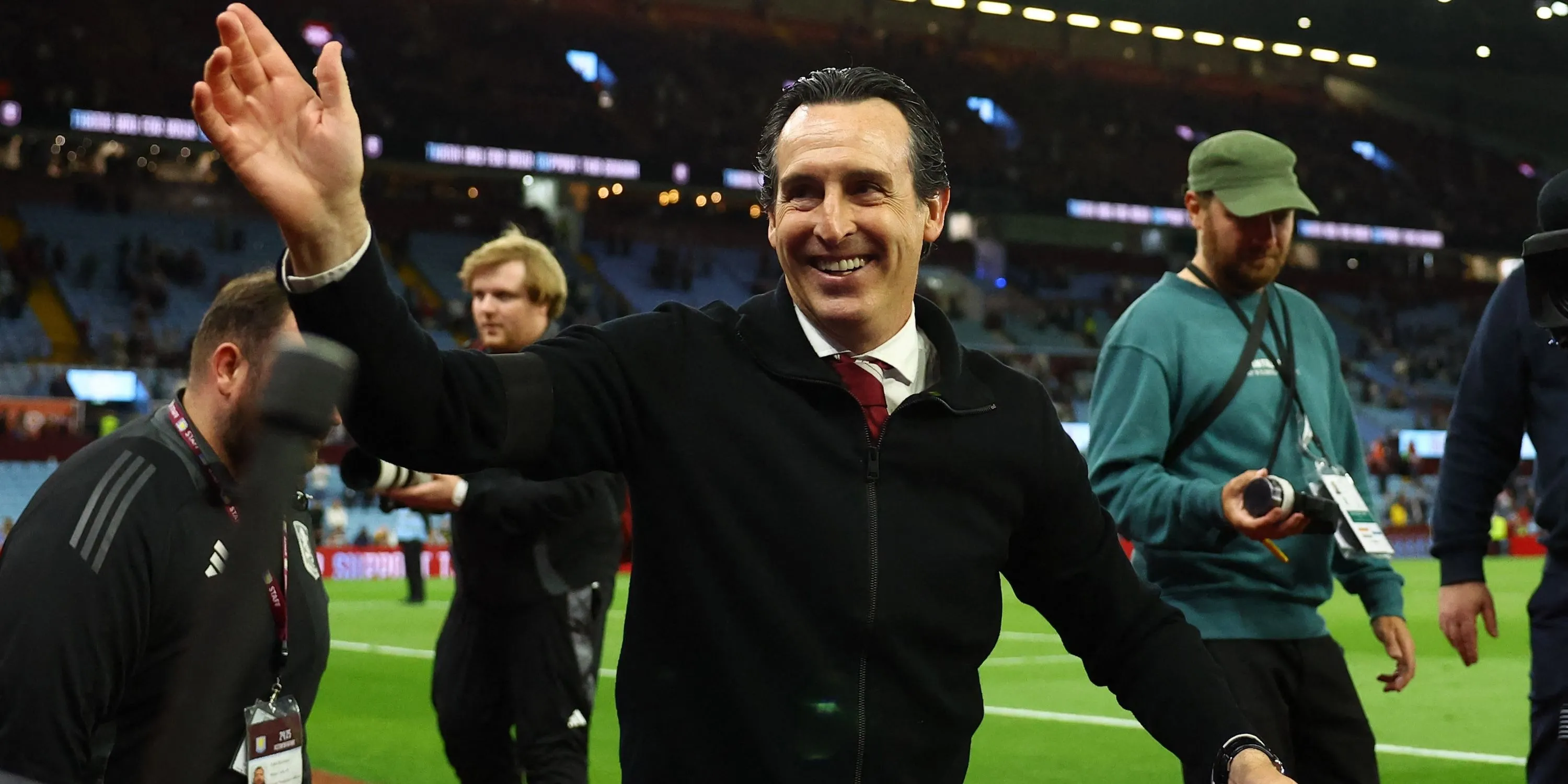 Huấn luyện viên Unai Emery của Aston Villa vẫy chào người hâm mộ tại Villa Park