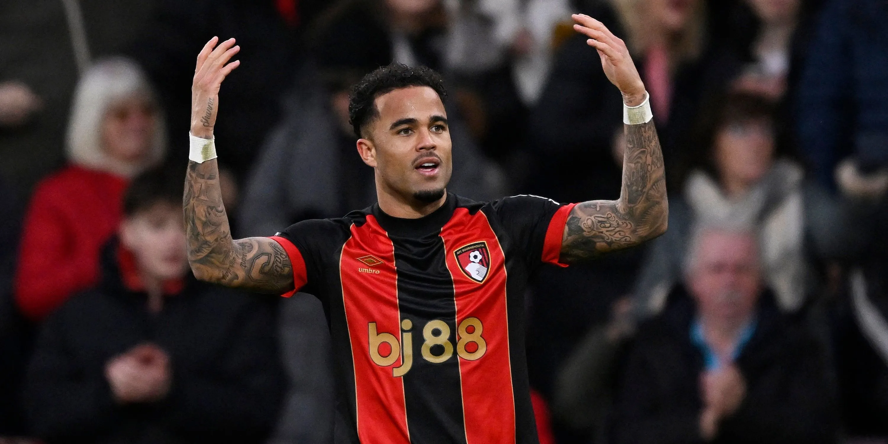 Justin Kluivert ăn mừng bàn thắng cho Bournemouth