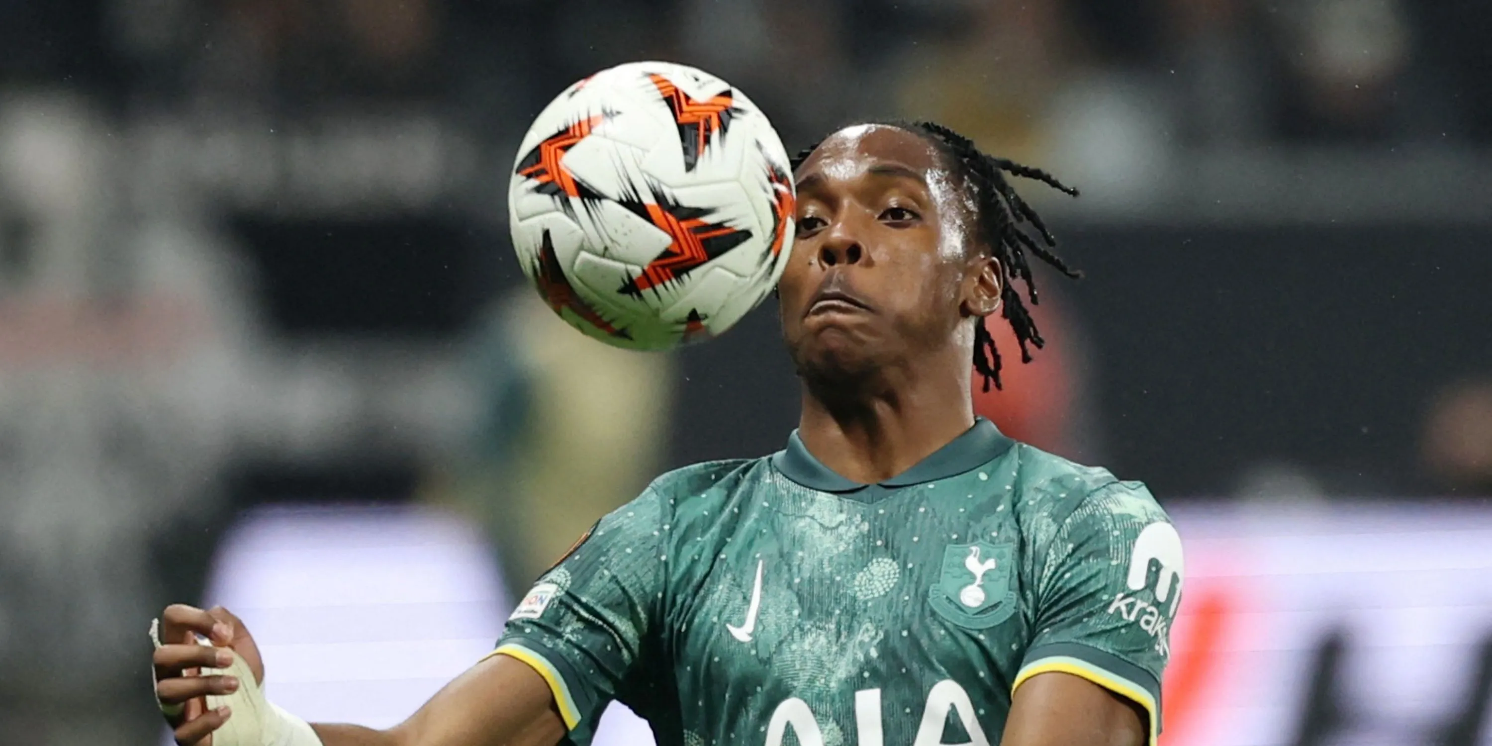 Mathys Tel trong màu áo Tottenham Hotspur