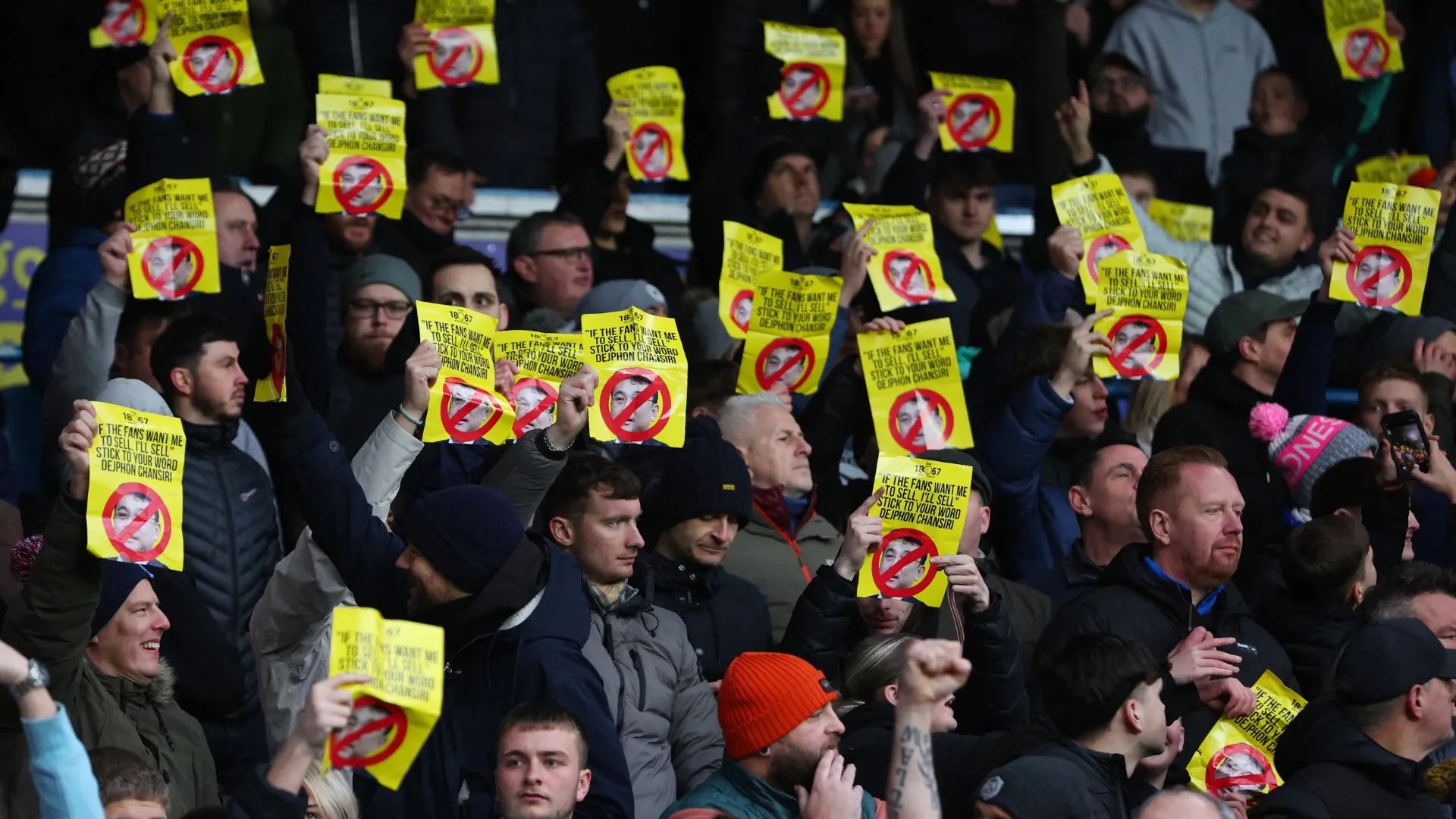 Người hâm mộ Sheffield Wednesday biểu tình phản đối chủ sở hữu Dejphon Chansiri.