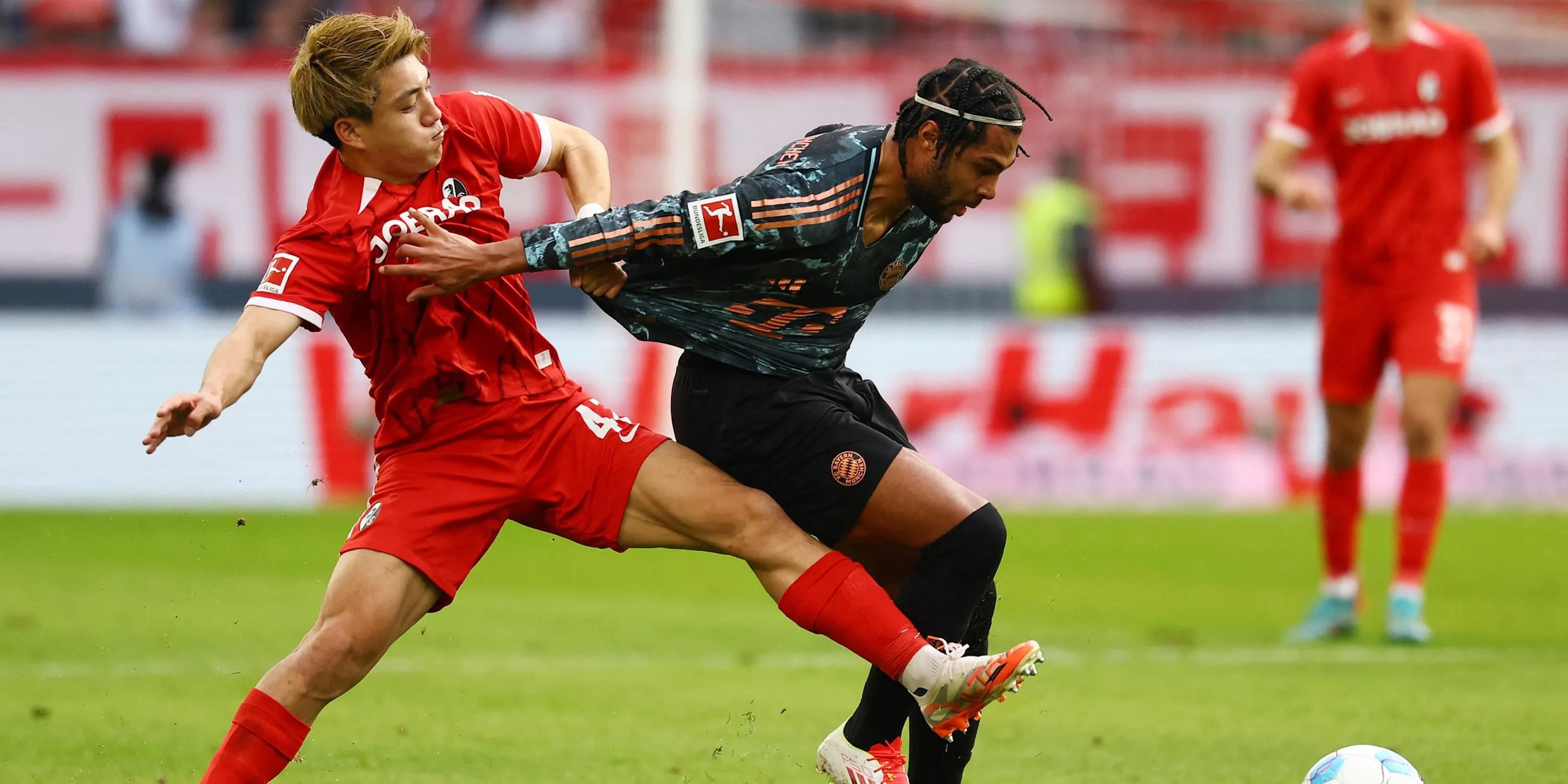 Ritsu Doan của SC Freiburg tranh bóng với Serge Gnabry của Bayern Munich
