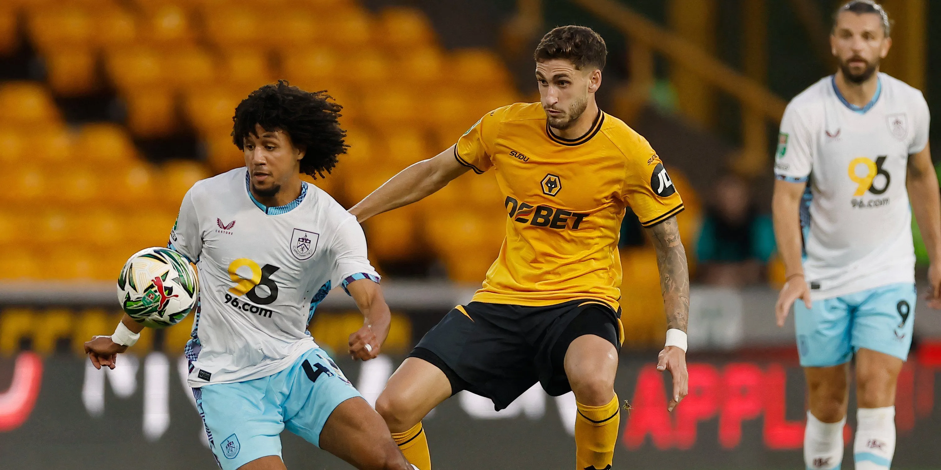 Santiago Bueno, trung vệ Wolves, trong trận đấu tại Premier League
