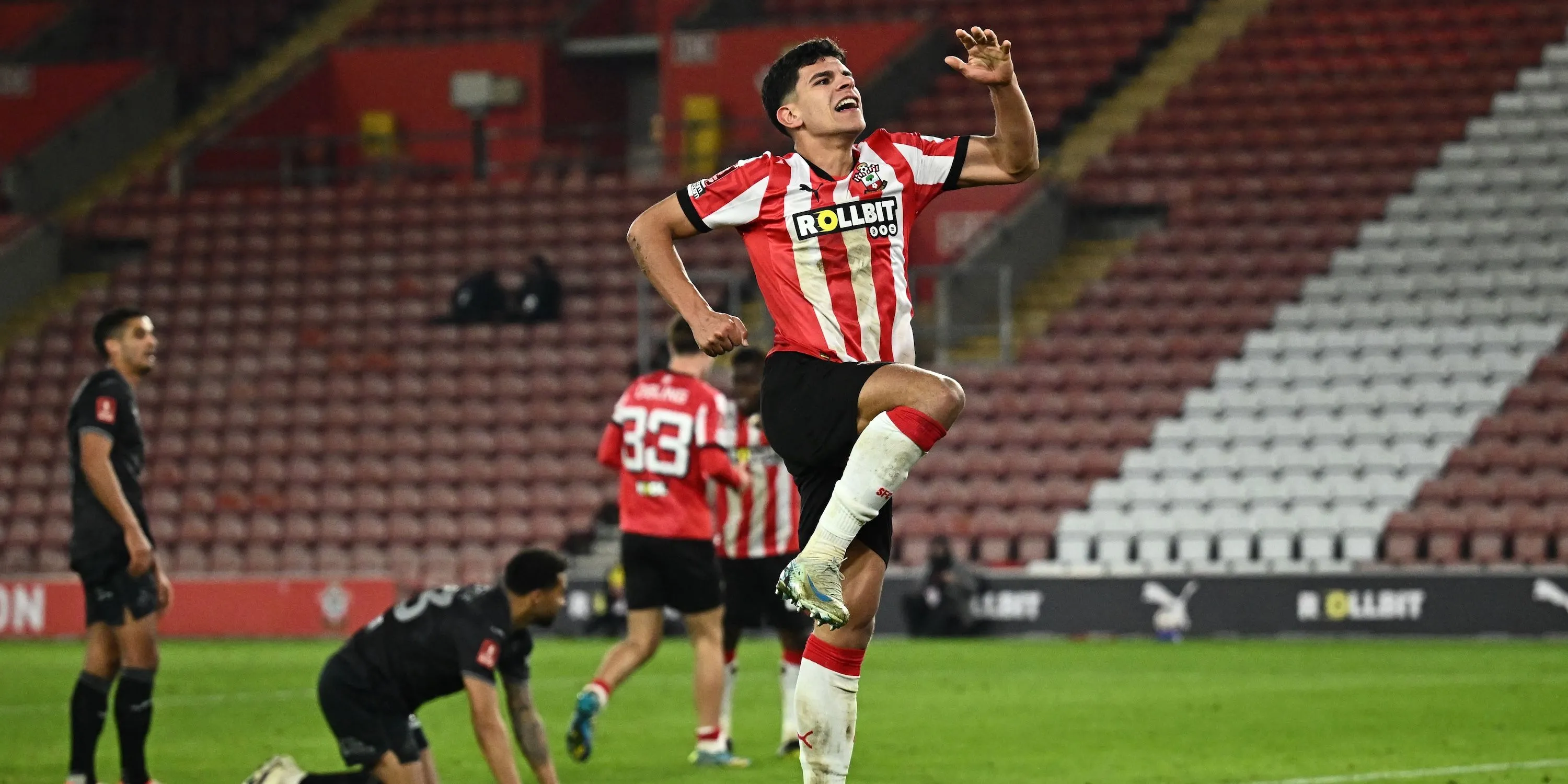 Tyler Dibling ăn mừng bàn thắng trong màu áo Southampton