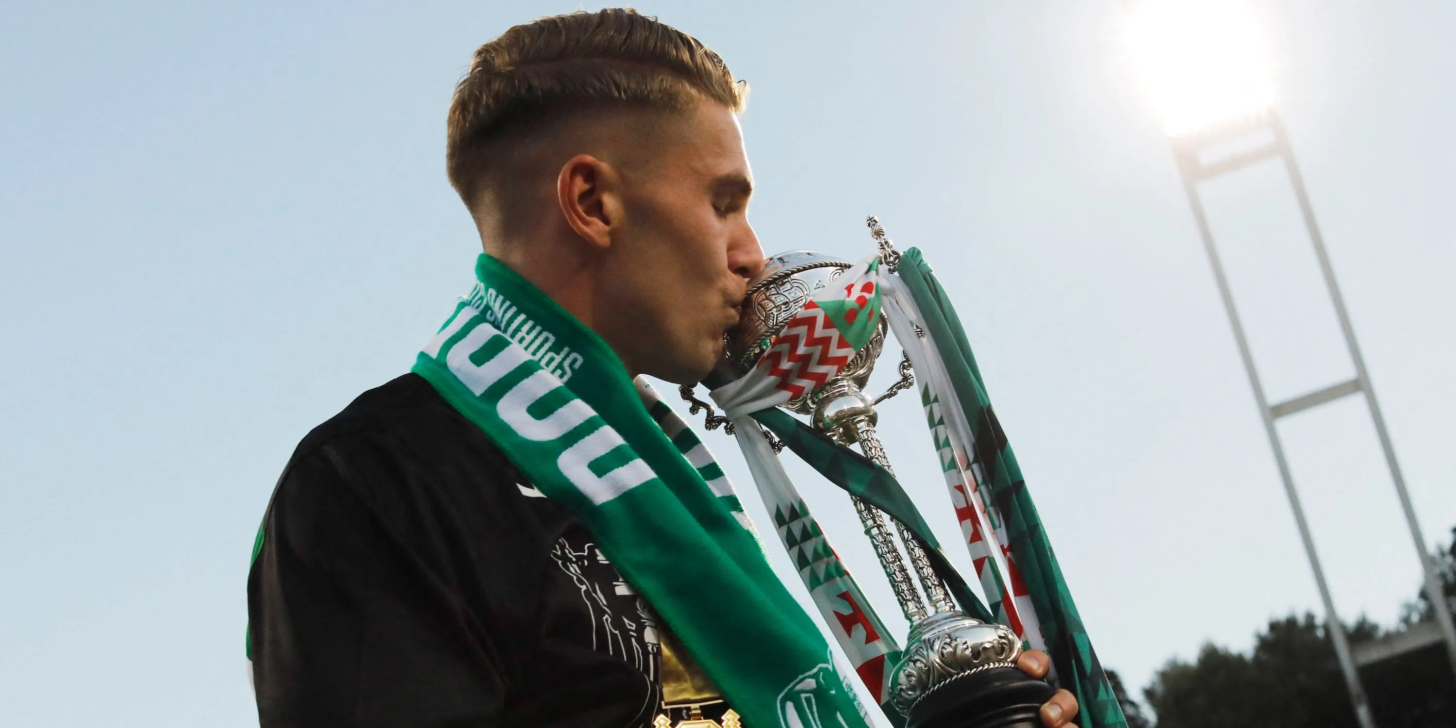 Viktor Gyokeres ăn mừng với cúp vô địch cùng Sporting CP