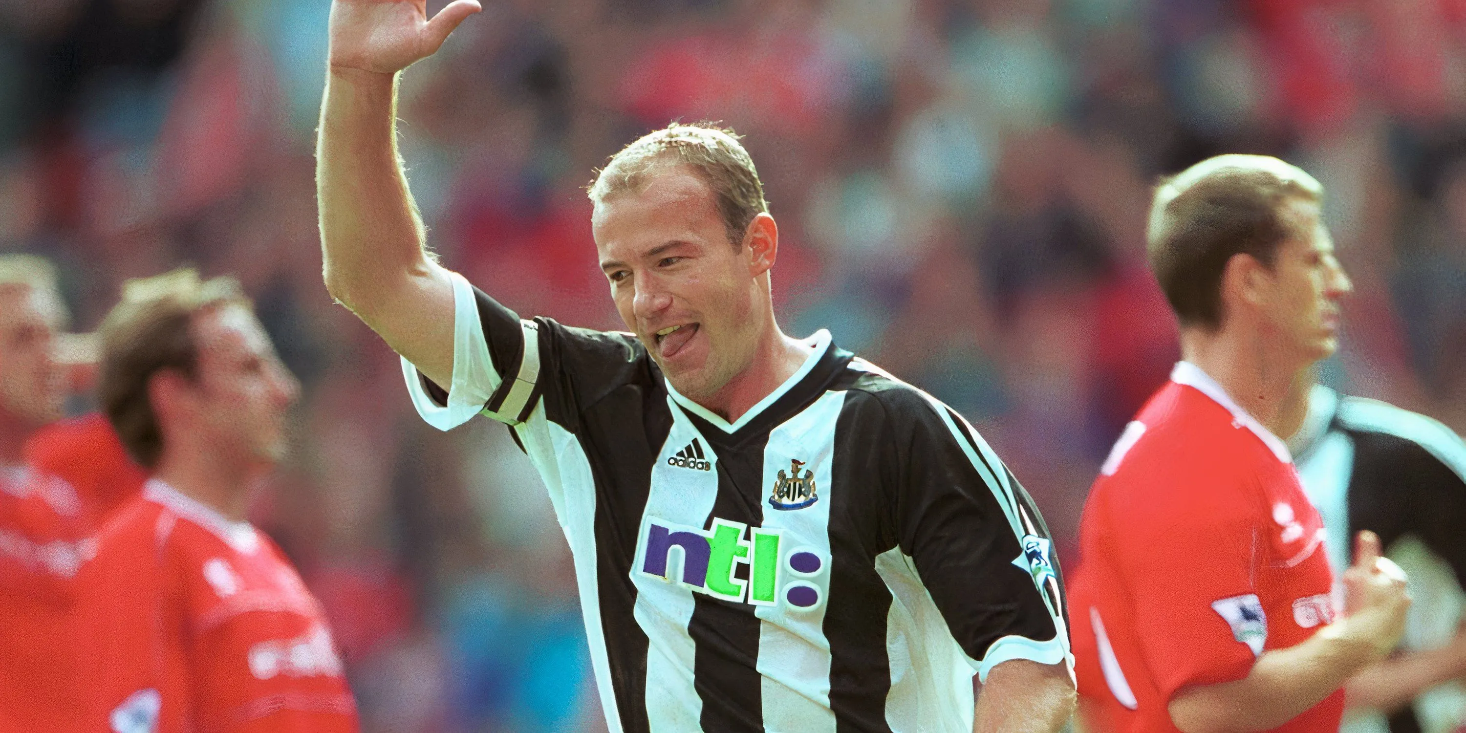 Alan Shearer ăn mừng bàn thắng trong màu áo Newcastle United