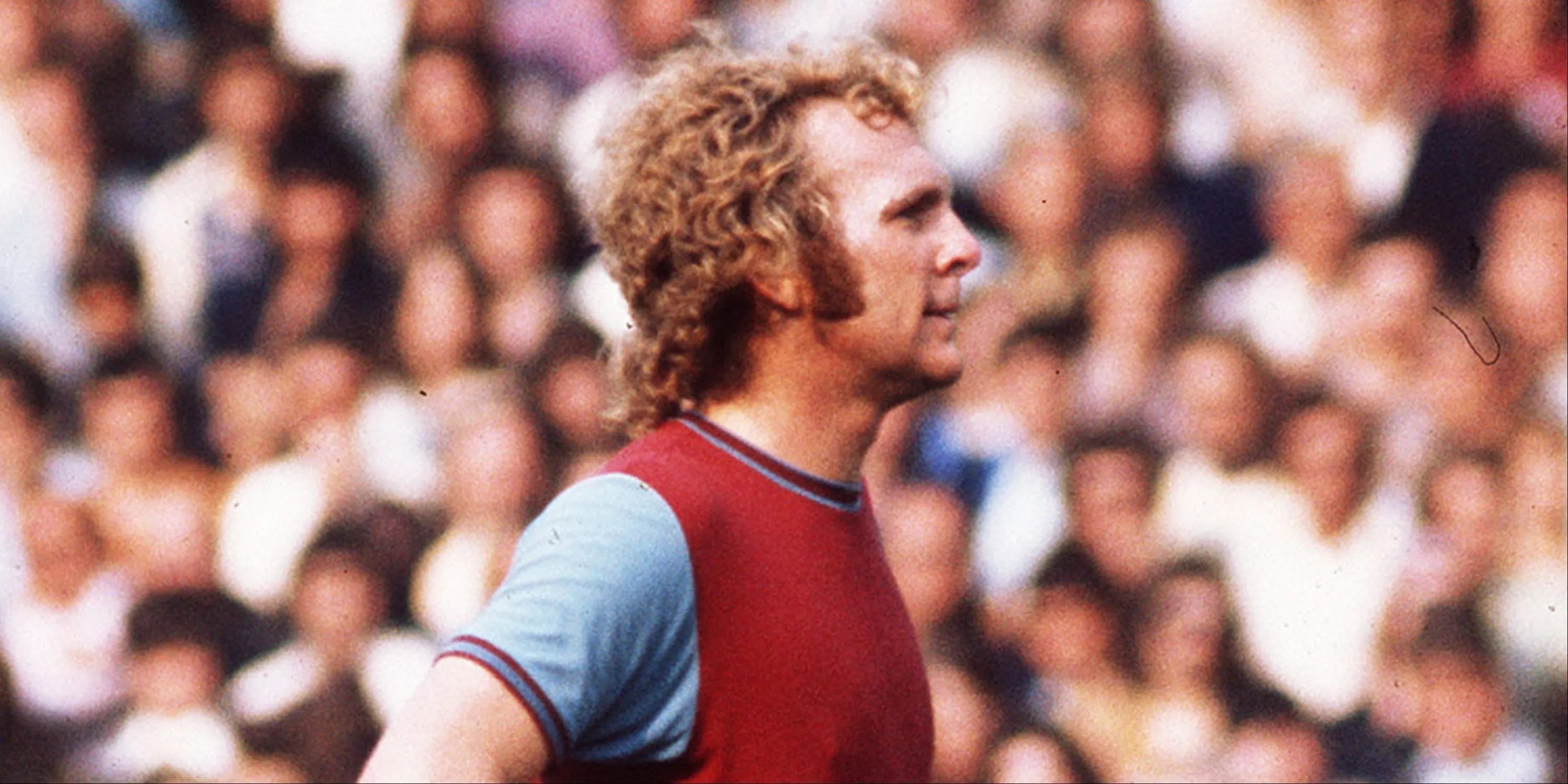 Bobby Moore thi đấu cho West Ham United