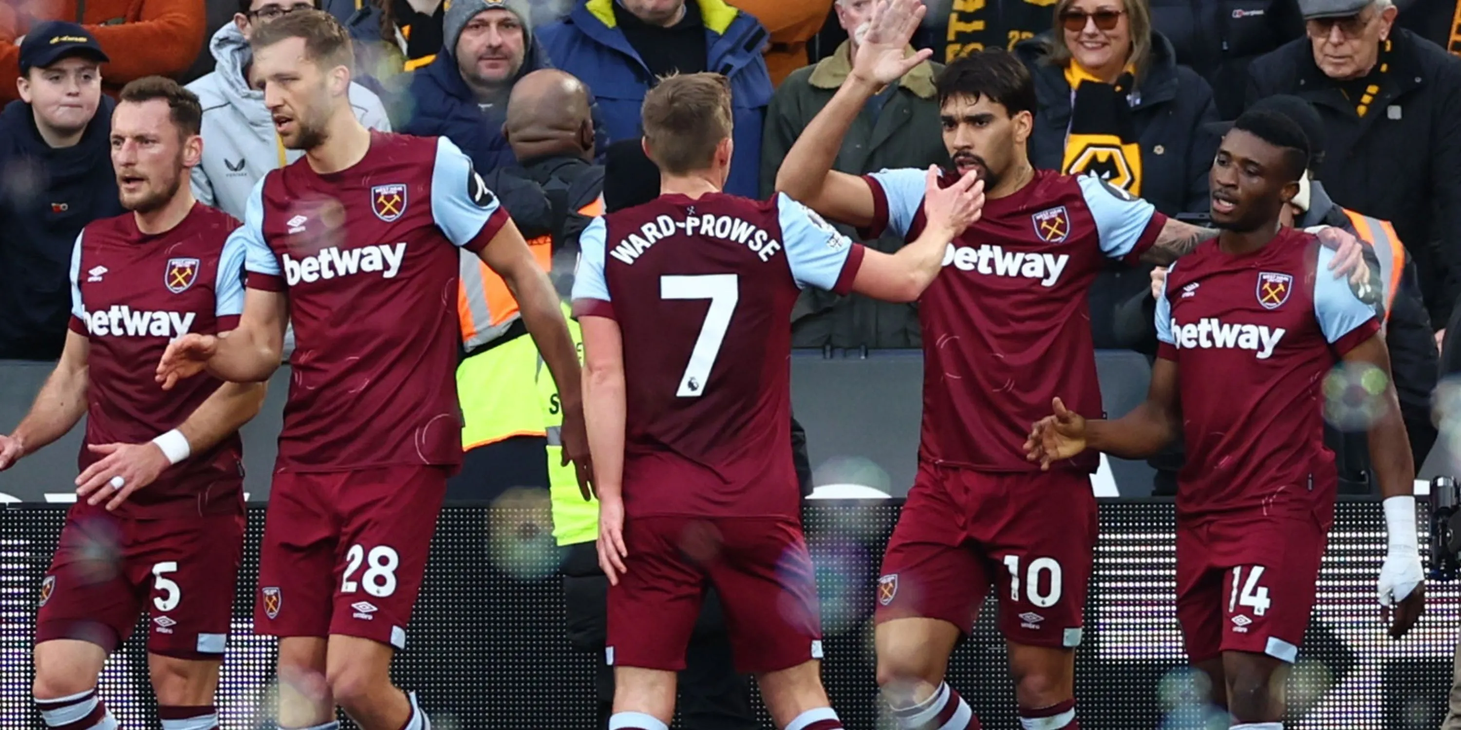 Các cầu thủ West Ham United ăn mừng chiến thắng trước Wolves.
