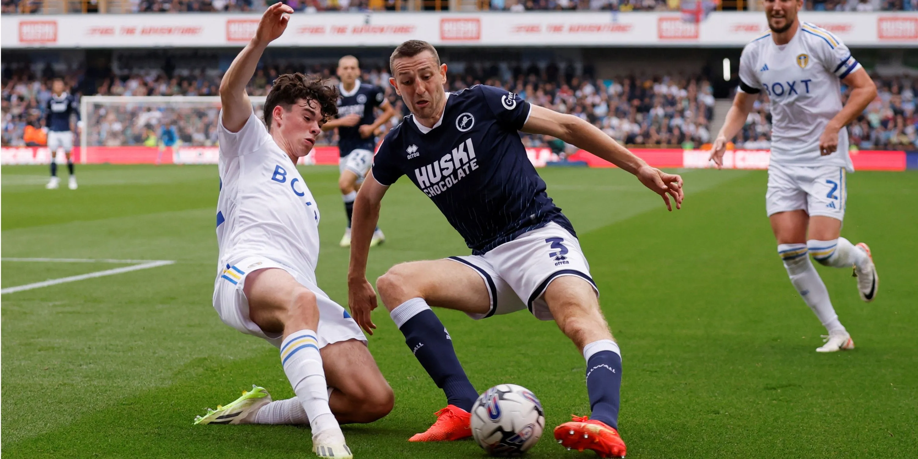Cầu thủ Millwall Murray Wallace tranh bóng với Archie Gray của Leeds United.