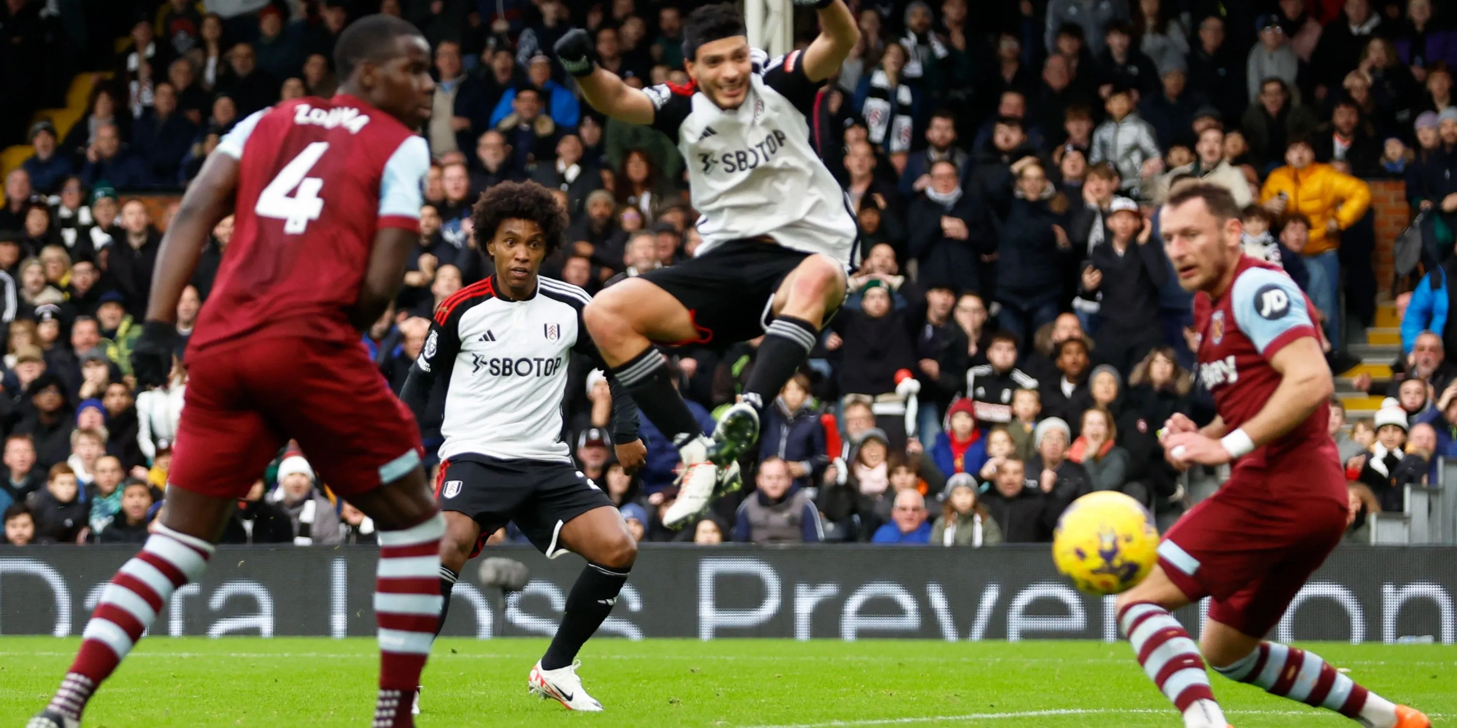 Cầu thủ Willian ghi bàn trong chiến thắng của Fulham trước West Ham.
