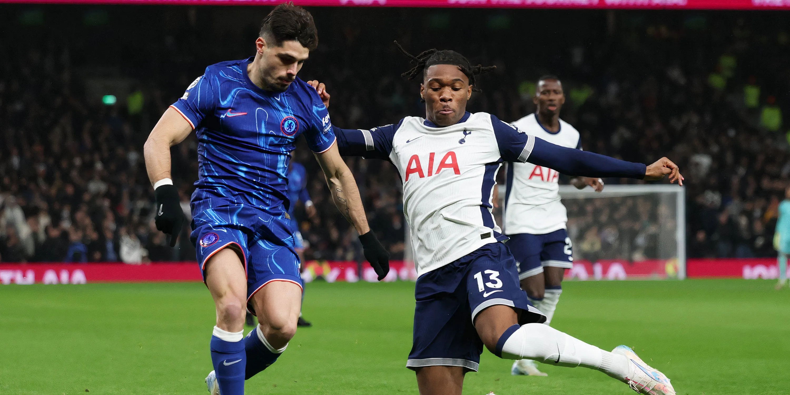Destiny Udogie thi đấu đầy ấn tượng cho Tottenham Hotspur ở vị trí hậu vệ trái