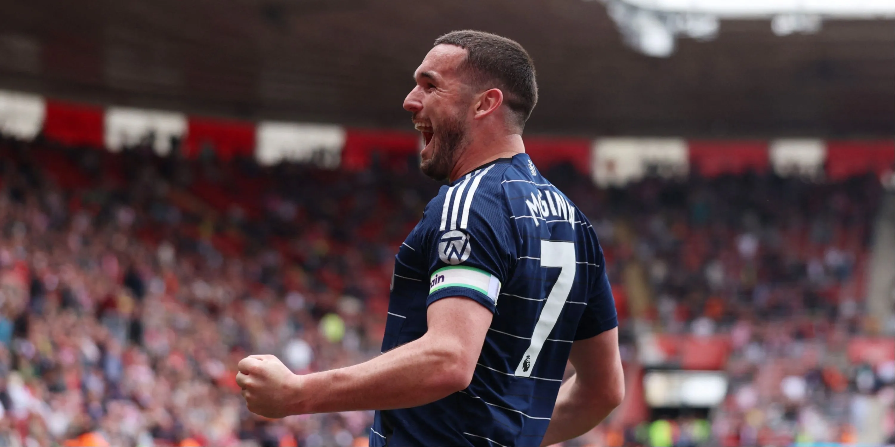 Đội trưởng John McGinn của Aston Villa, cầu thủ được so sánh với Douglas Luiz về vai trò tuyến giữa.