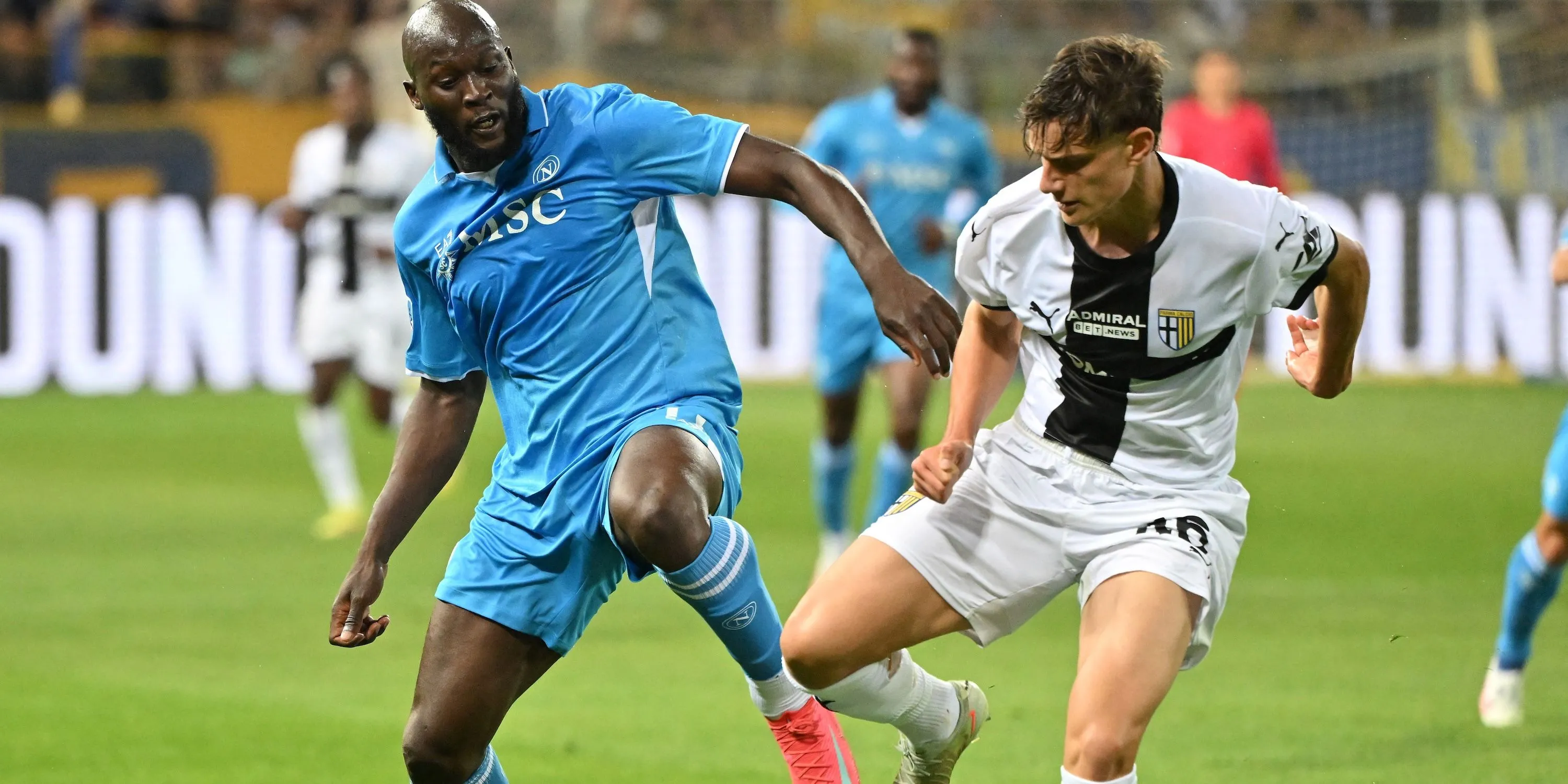 Giovanni Leoni của Parma trong một pha tranh chấp bóng với Romelu Lukaku của Napoli