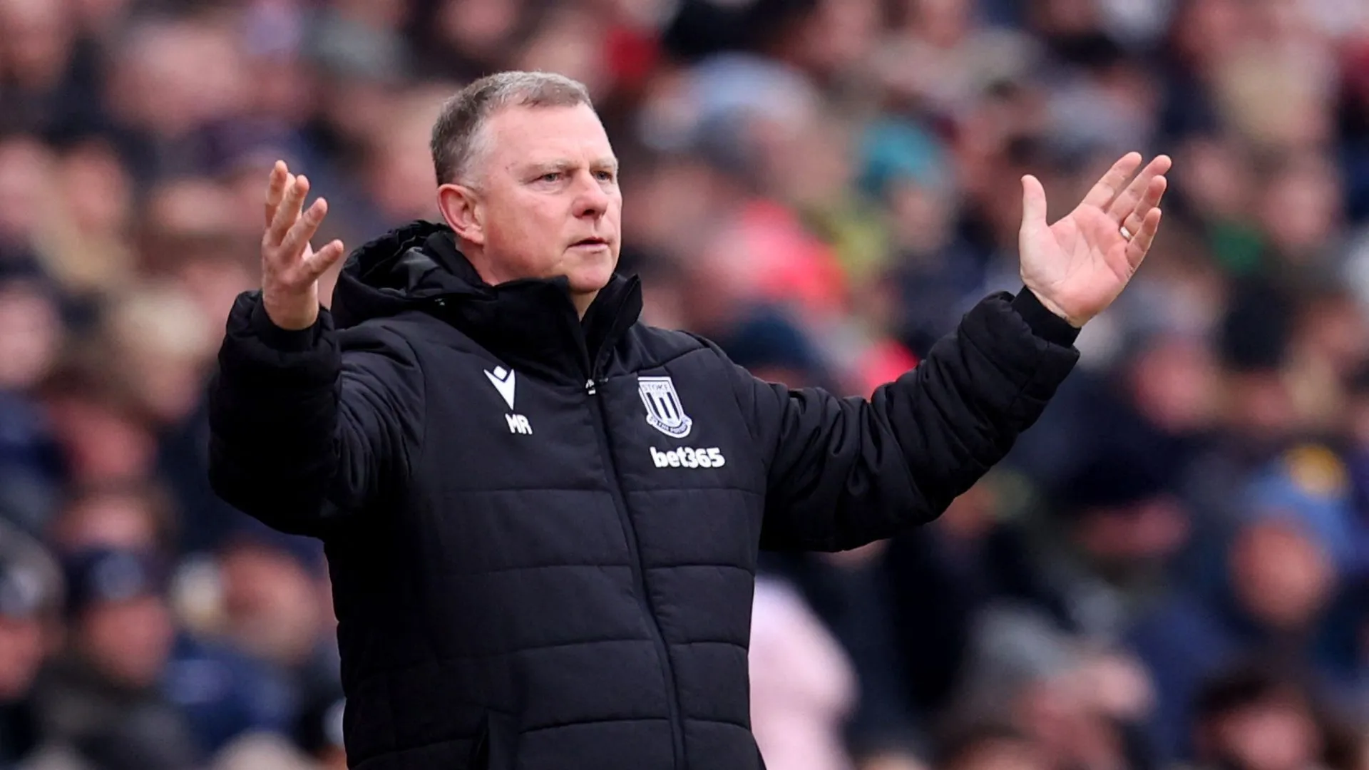 HLV Mark Robins chỉ đạo trên sân, người đang nỗ lực cải thiện thành tích của Stoke City tại Giải Hạng nhất Anh.
