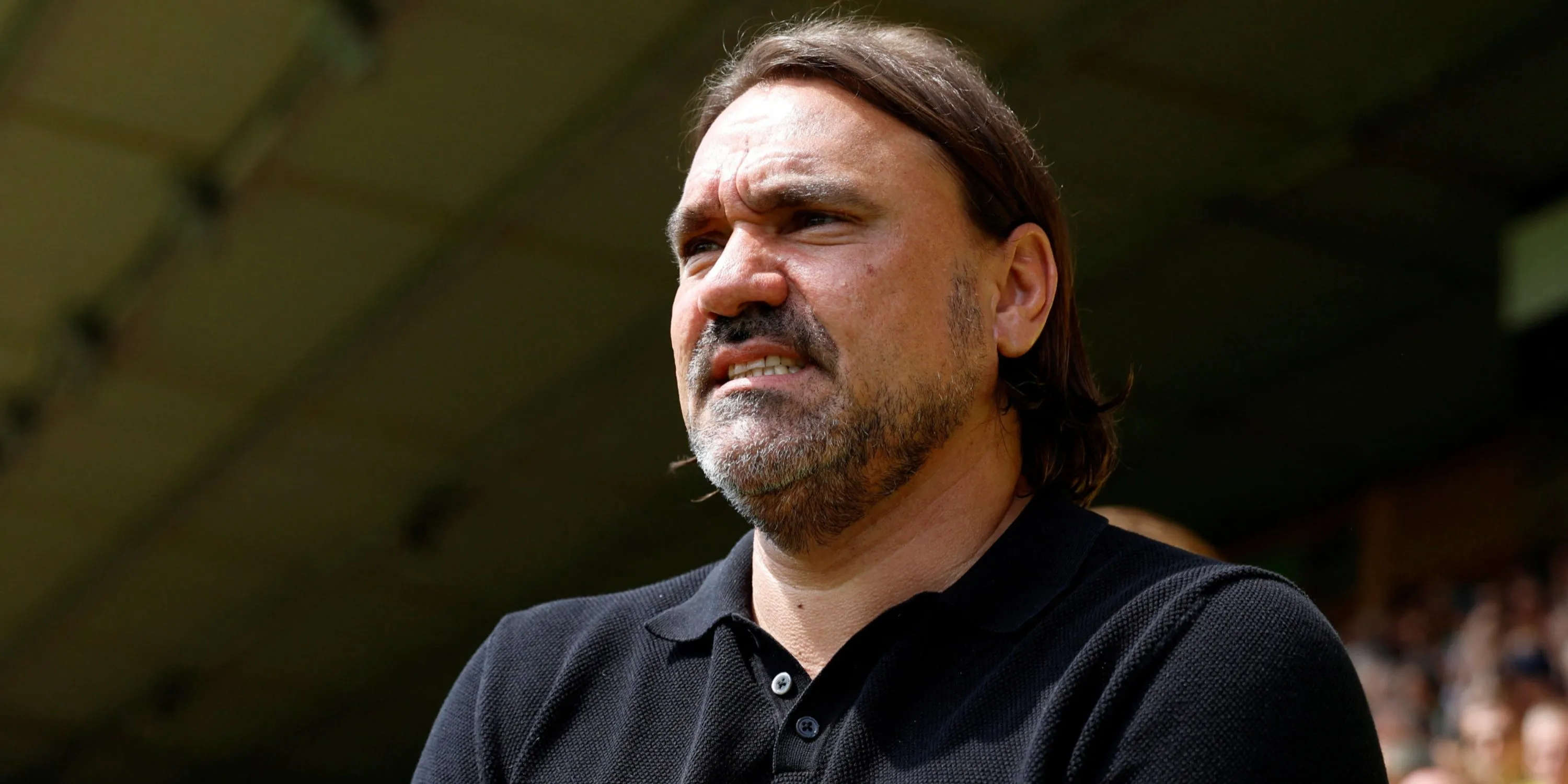 Huấn luyện viên Daniel Farke của Leeds United đang theo dõi trận đấu.