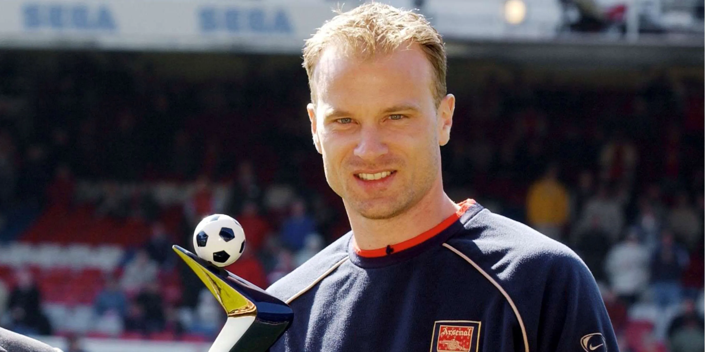 Huyền thoại Dennis Bergkamp trong màu áo Arsenal.