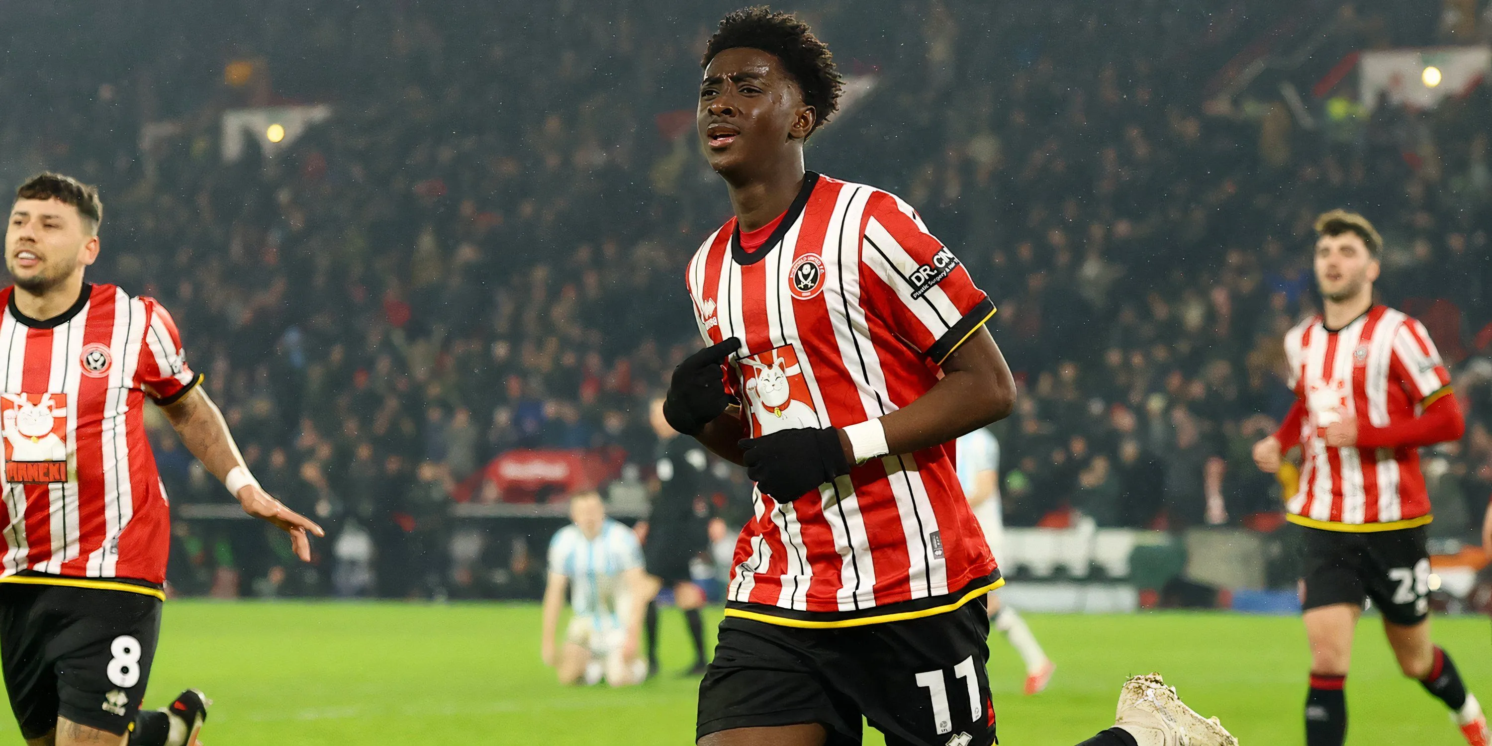 Jesurun Rak-Sakyi thi đấu cho Sheffield United trong một trận đấu tại Championship