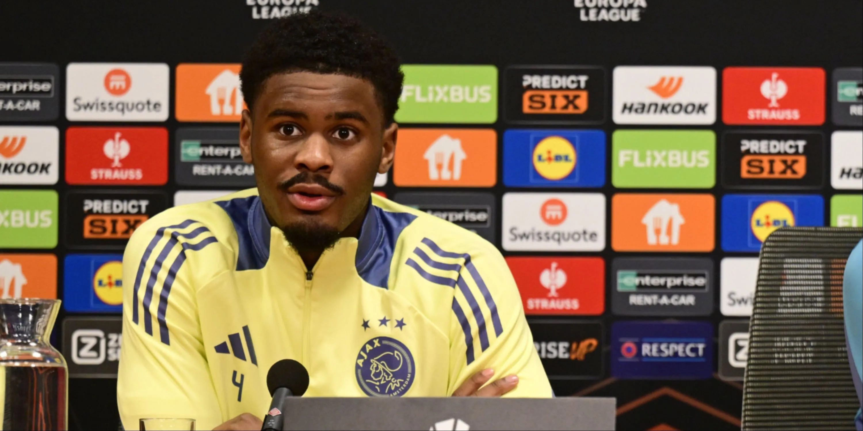 Jorrel Hato, hậu vệ trẻ đầy triển vọng của Ajax, từng được liên hệ với các câu lạc bộ Premier League.