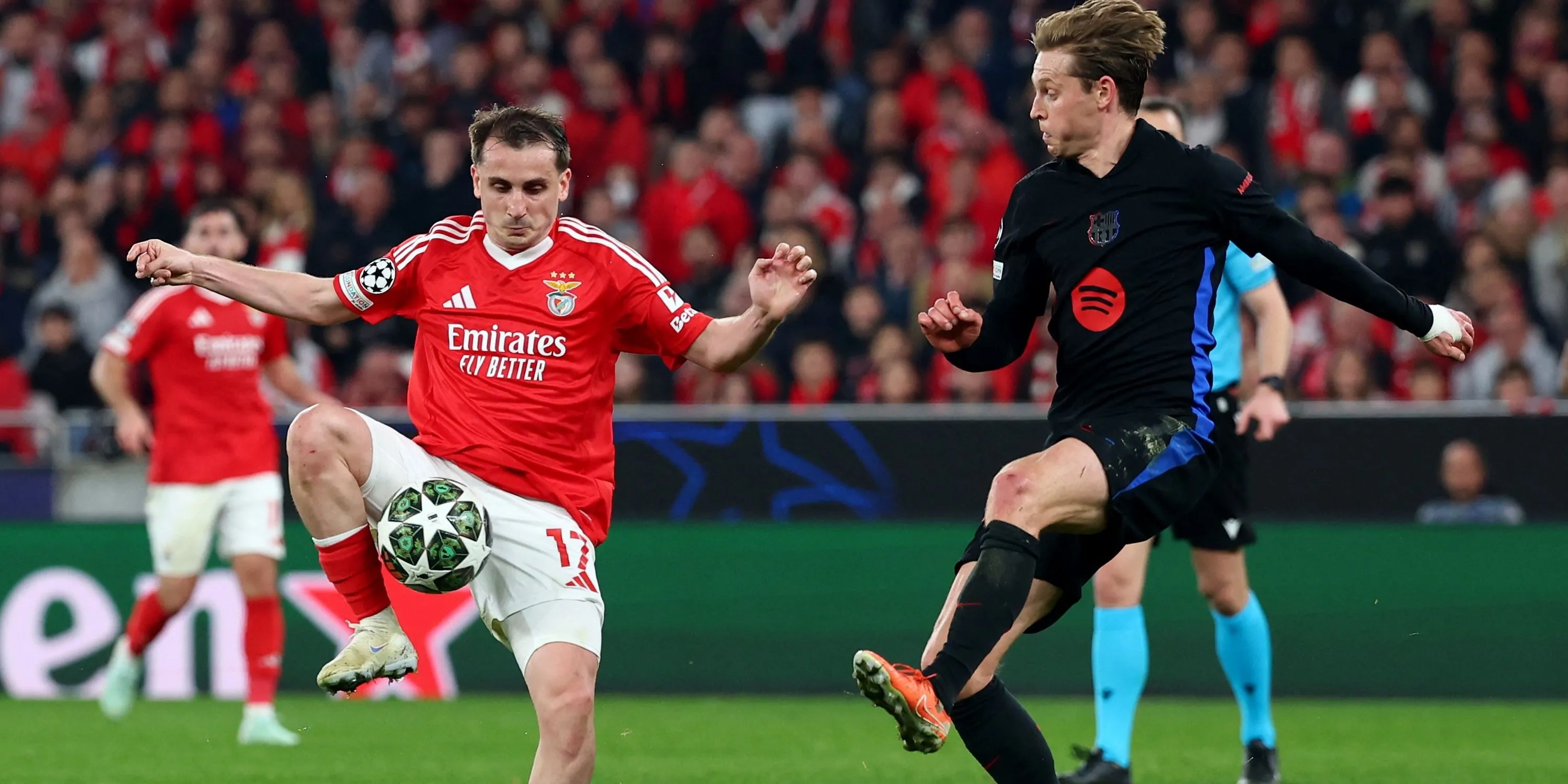 Kerem Akturkoglu đối đầu Frenkie de Jong trong trận đấu giữa Benfica và Barcelona