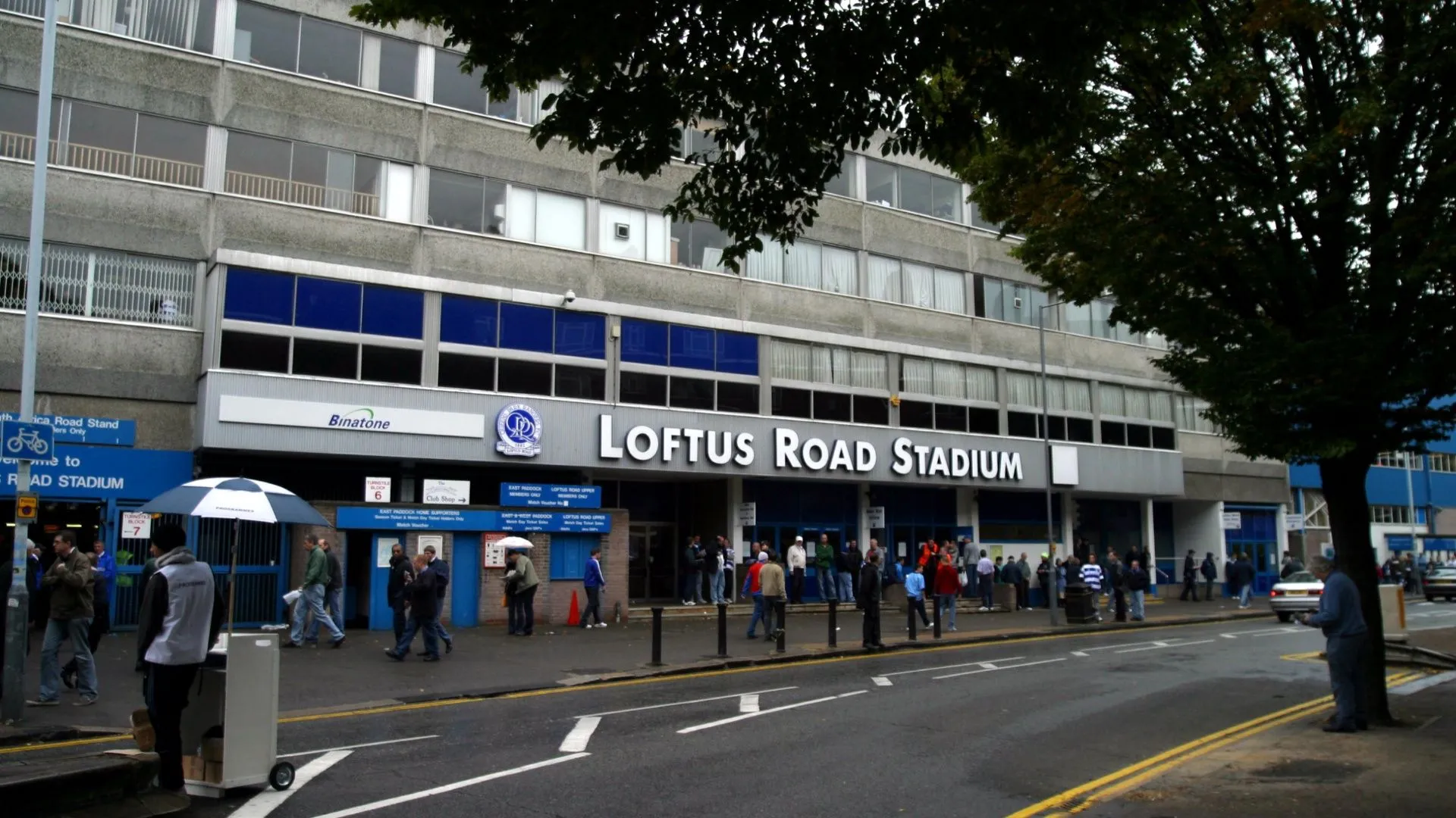 Khung cảnh cổ kính của sân Loftus Road, sân nhà của QPR